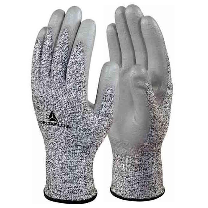 Par de guantes de trabajo grises resistentes a los cortes con palmas moteadas de negro, mostrados por delante 