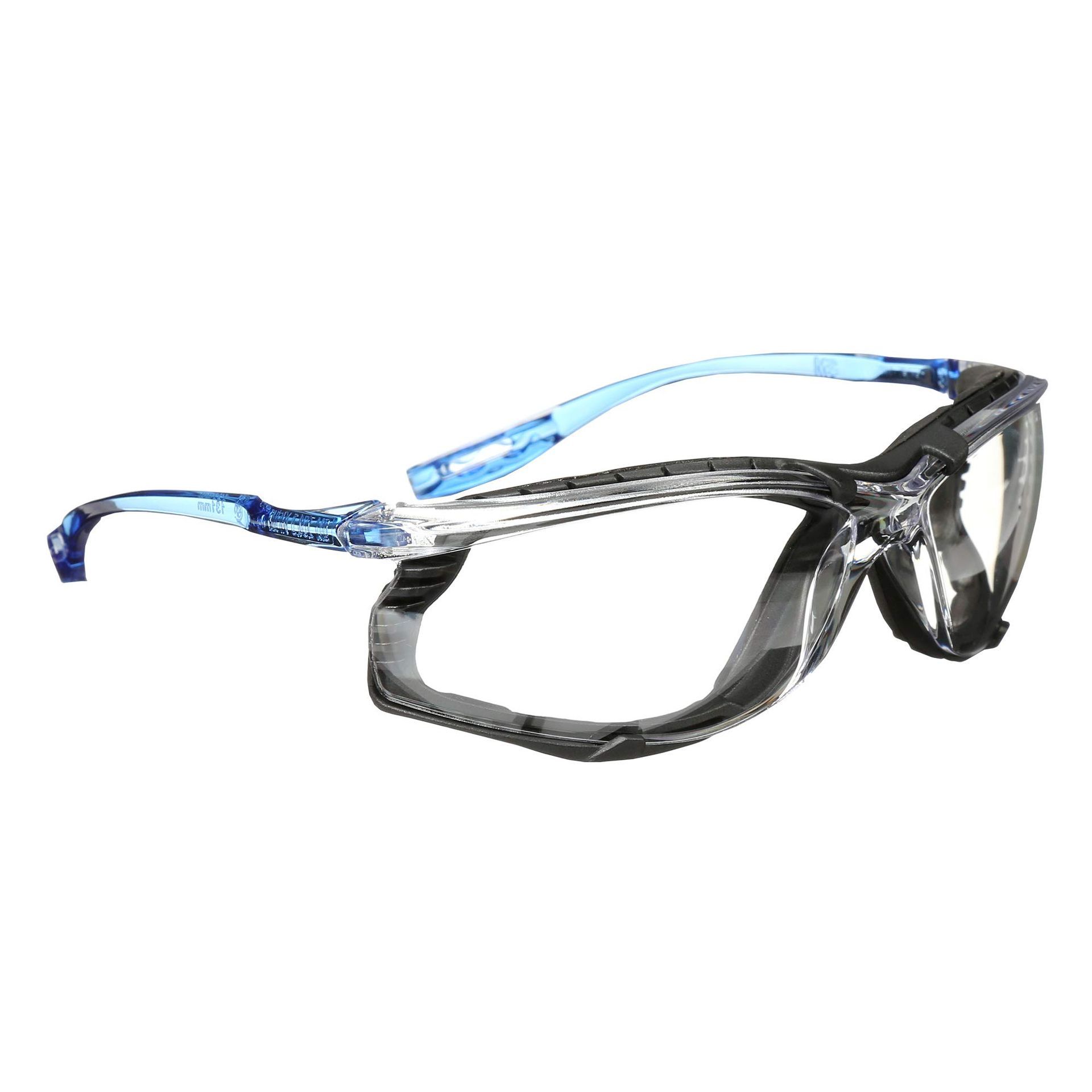 Gafas deportivas negras y azules con lentes transparentes sobre fondo blanco.