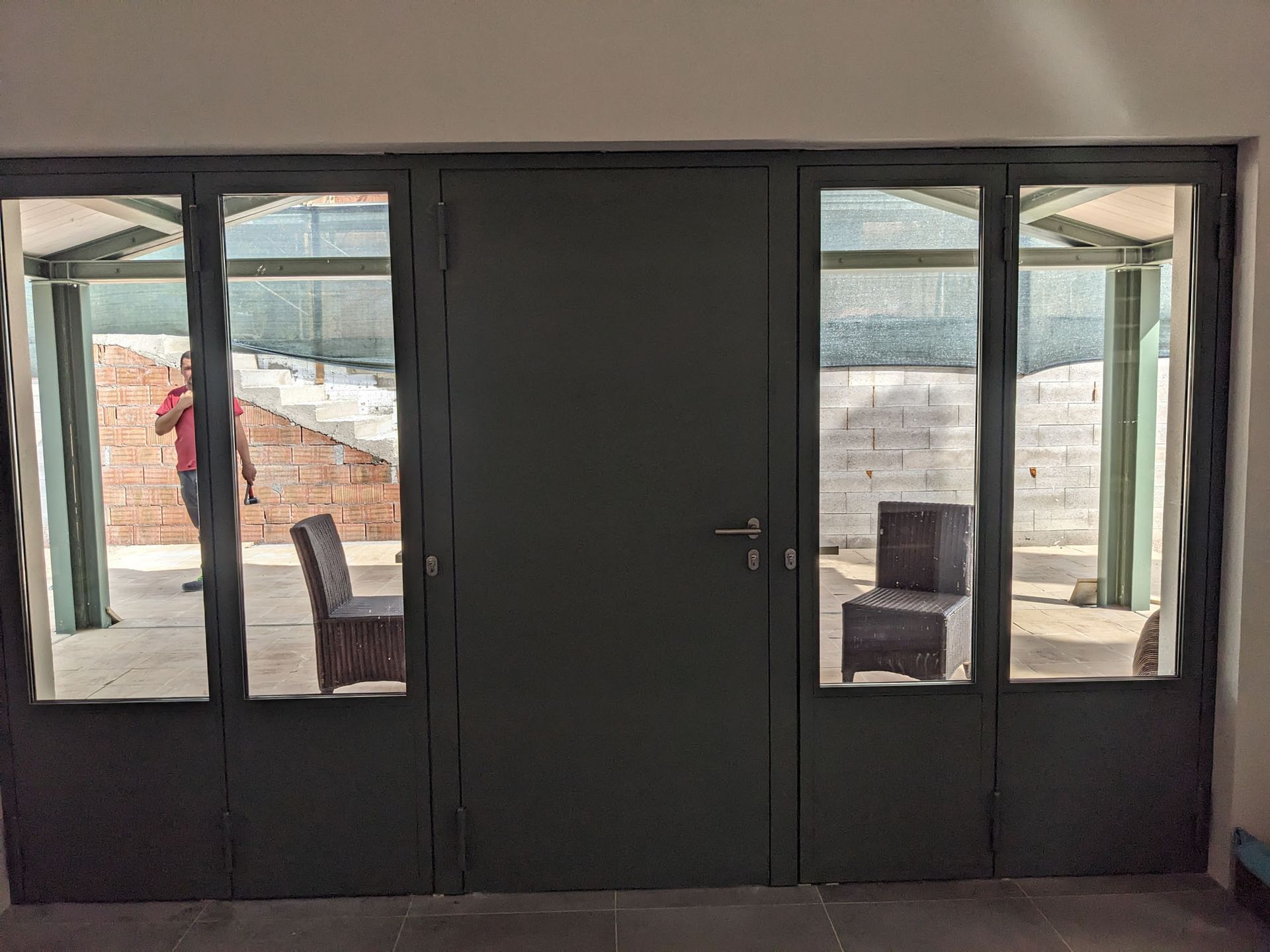 poita d'ingresso vetro con struttura in acciaio