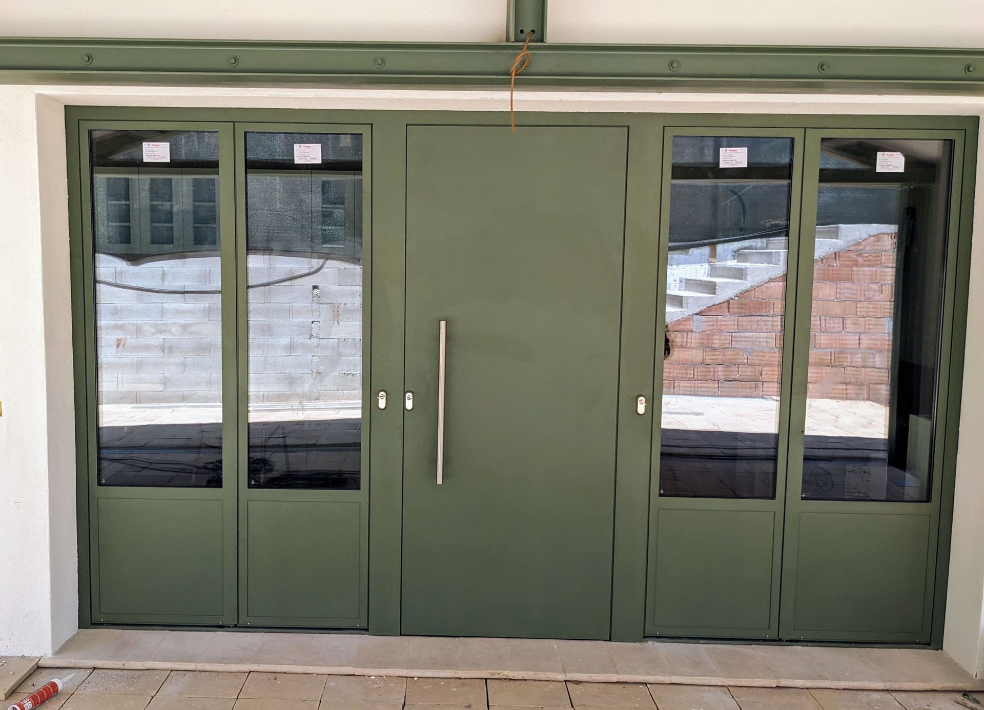 poita d'ingresso vetro con struttura in acciaio