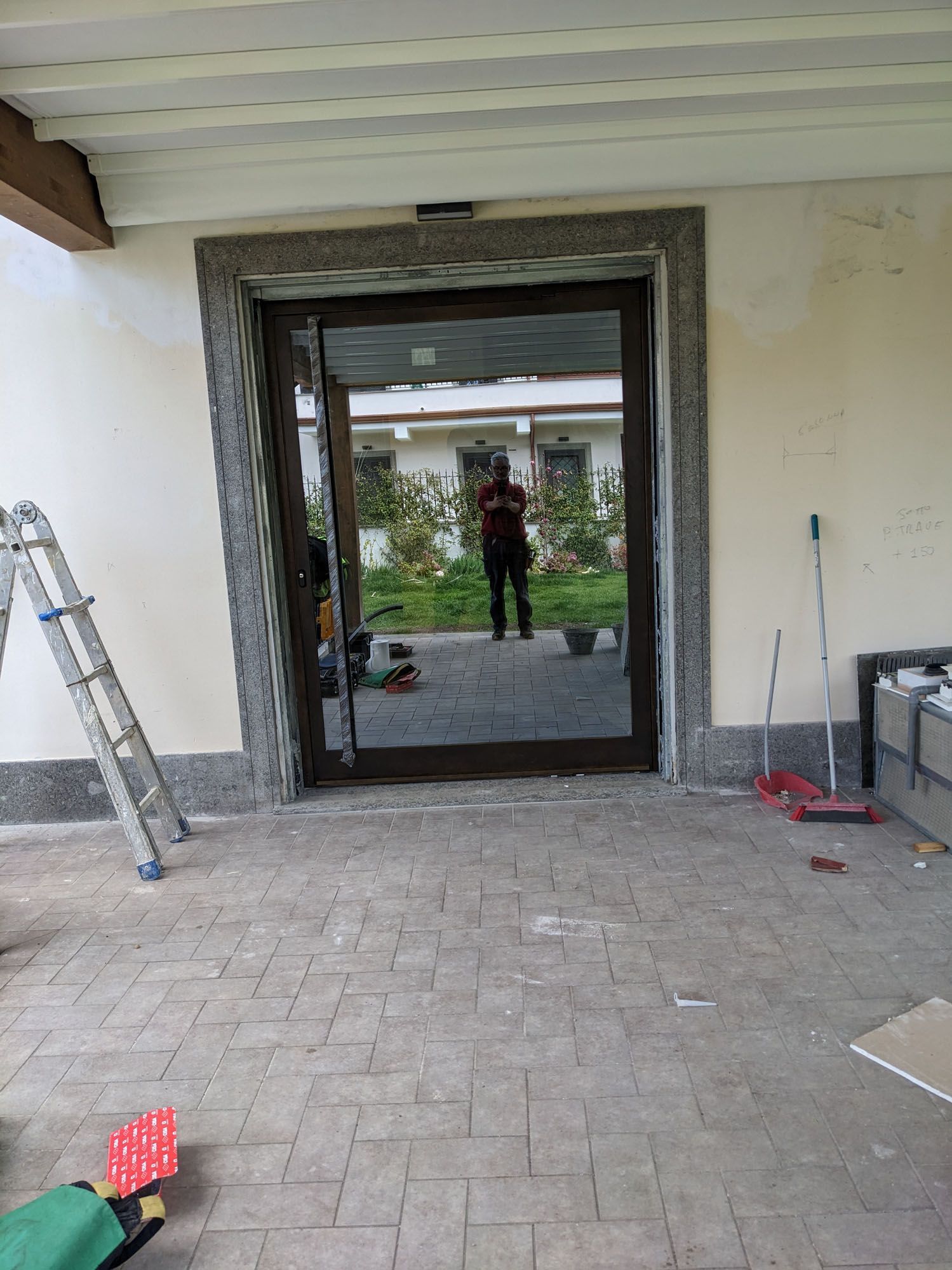 poita d'ingresso vetro con struttura in acciaio