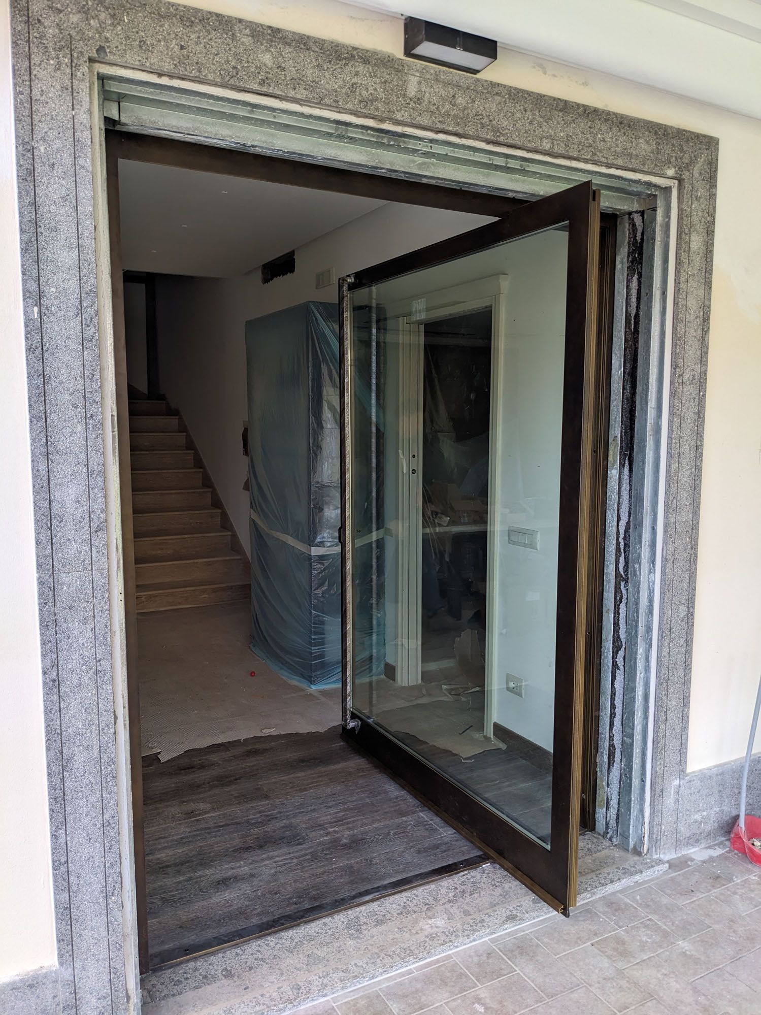 poita d'ingresso vetro con struttura in acciaio