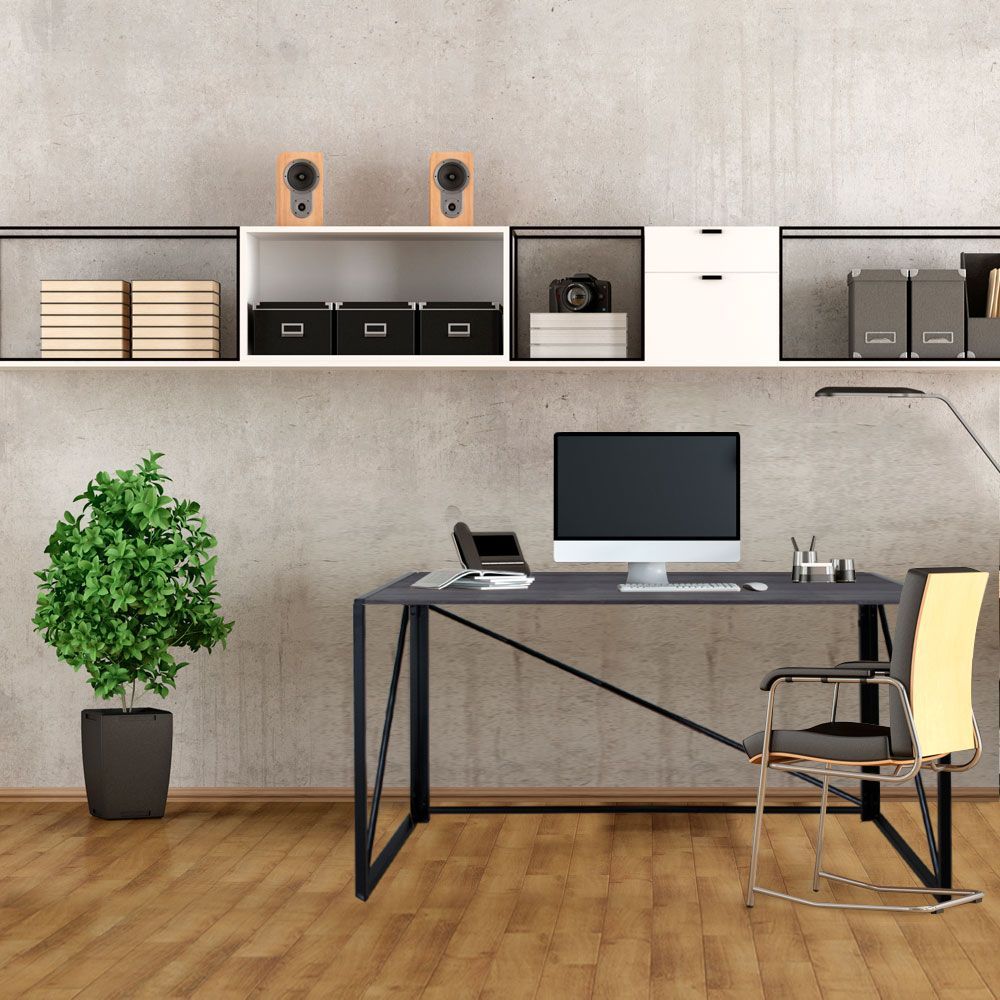 Un escritorio con una computadora y una silla