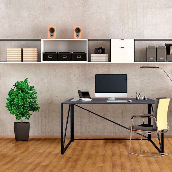 Un escritorio con una computadora y una silla