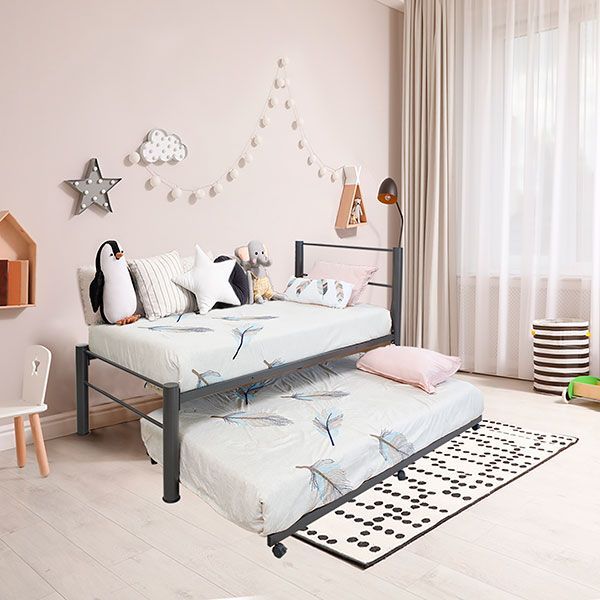 Un dormitorio infantil con un diván y una cama corrediza debajo