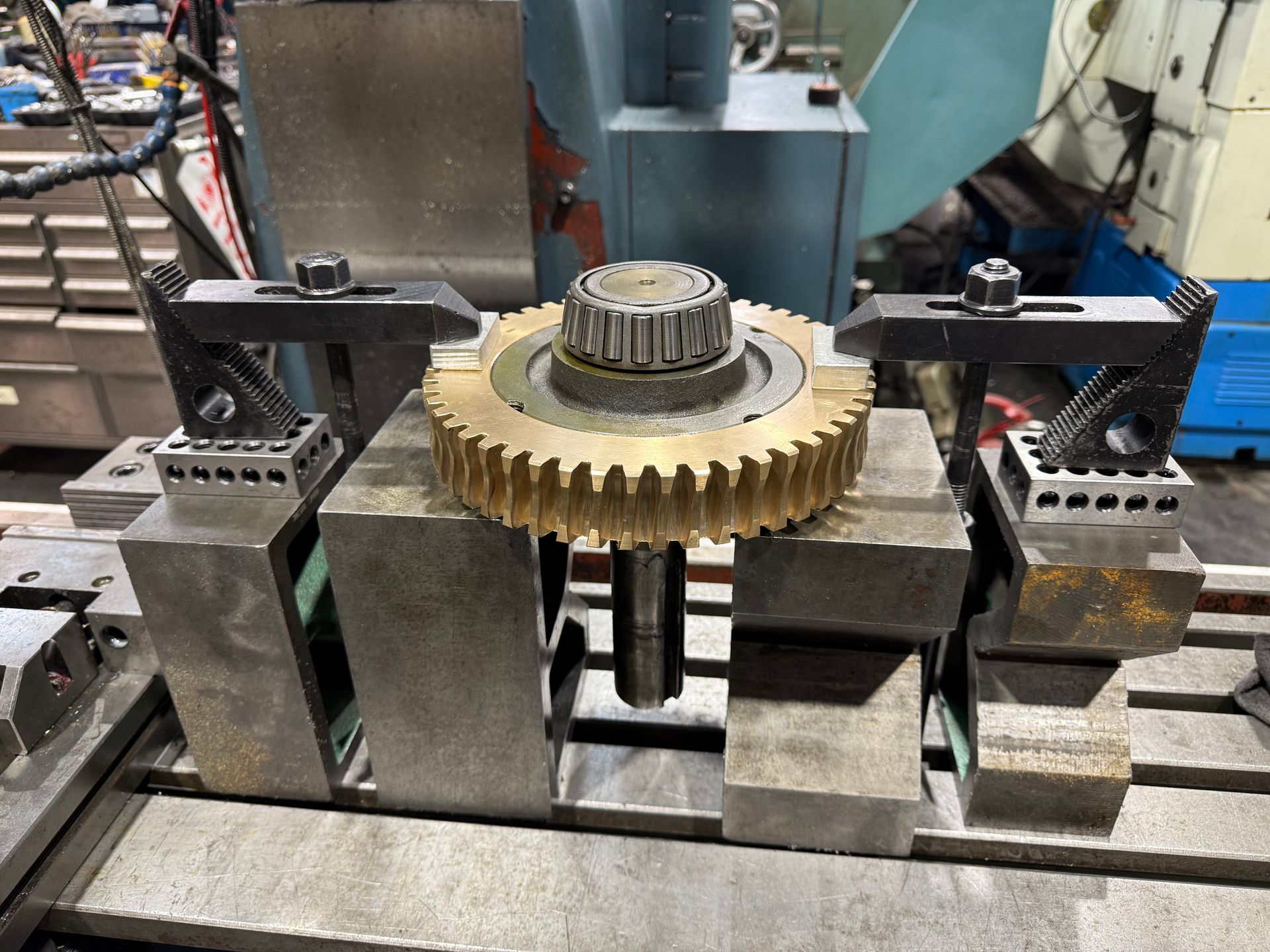 Une roue dentée sur une table de machine, fixée en place pour l'usinage.