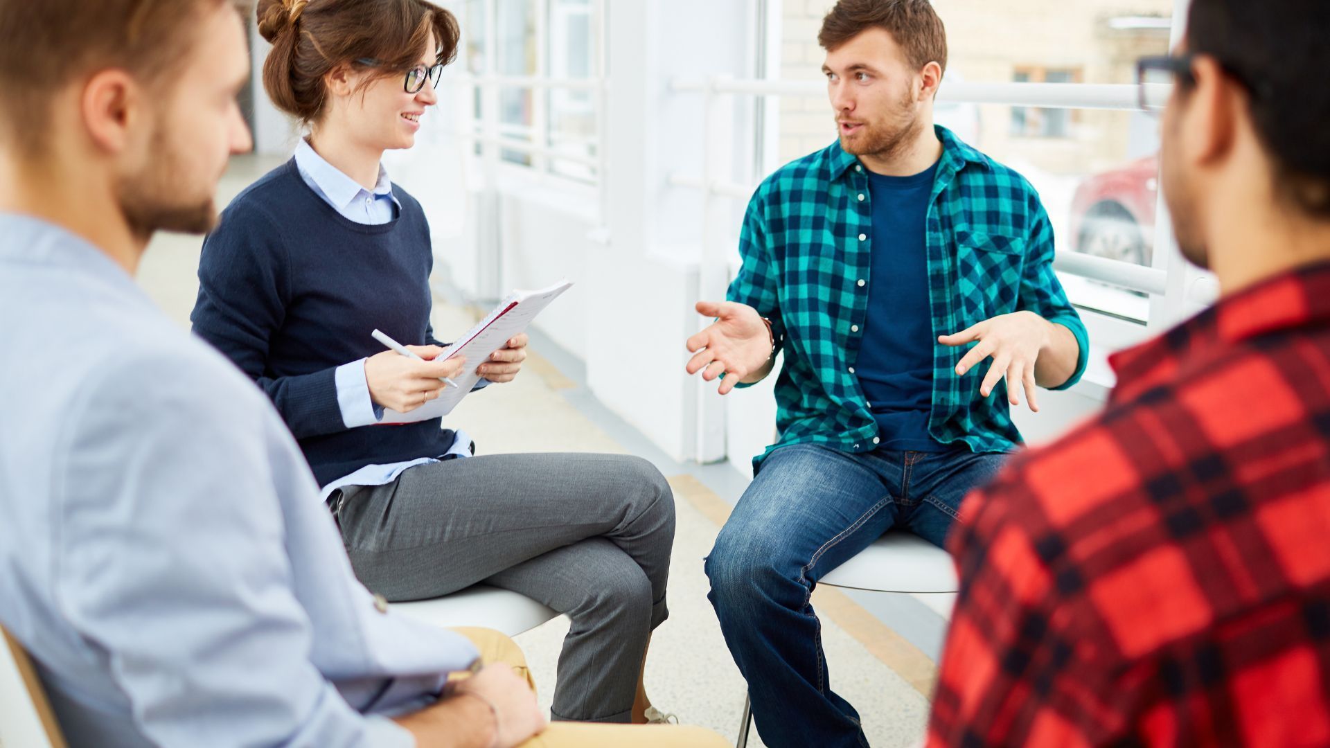 Jovens discutindo sobre algo interessante, aprendendo juntos a ampliar possibilidades.