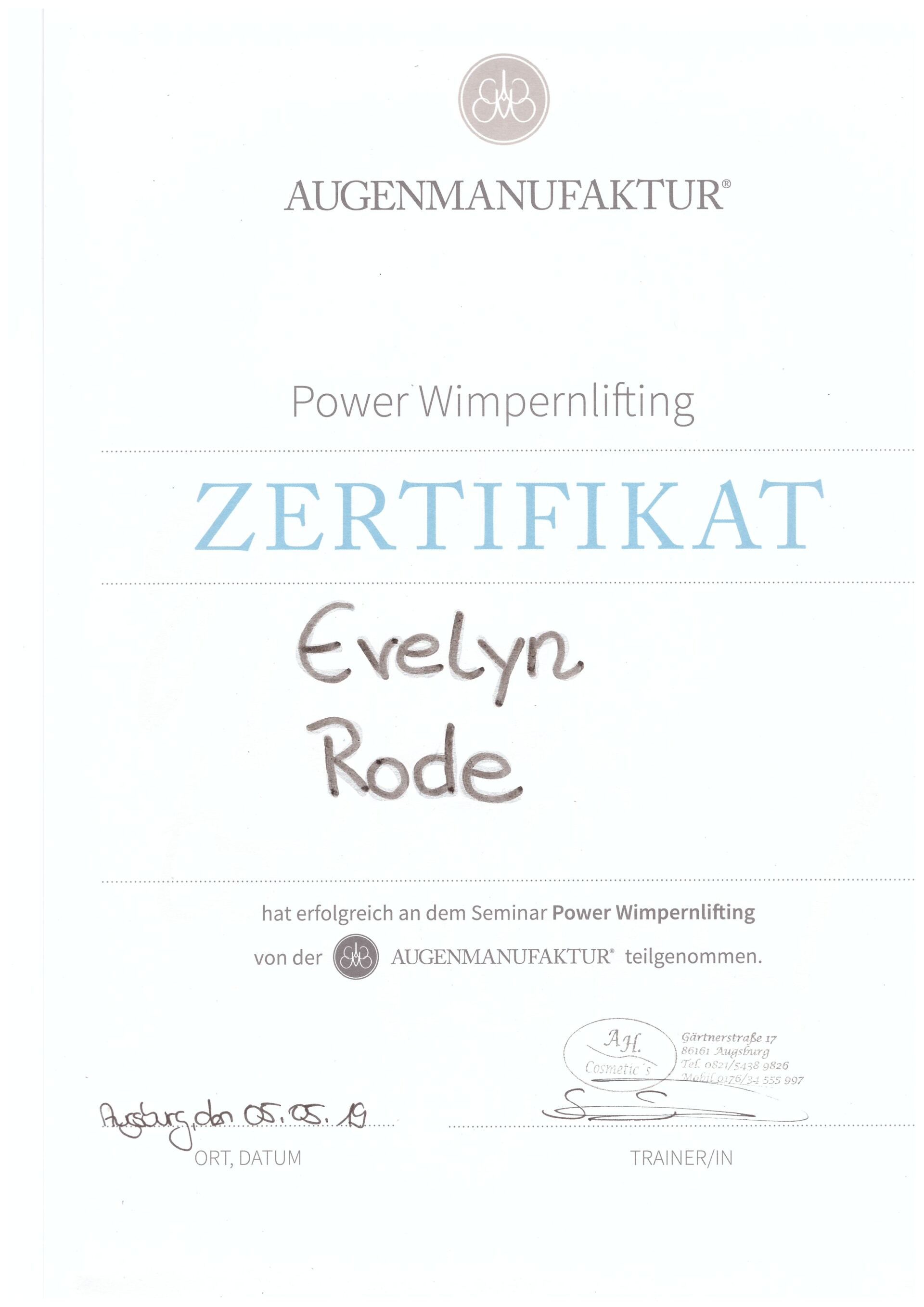 Eine Urkunde für Evelyn Rode liegt auf weißem Grund.