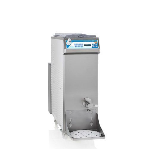 Distributeur d'eau chaude commercial mince en acier inoxydable avec panneau de commande numérique, robinet et bac d'égouttement sur fond blanc.