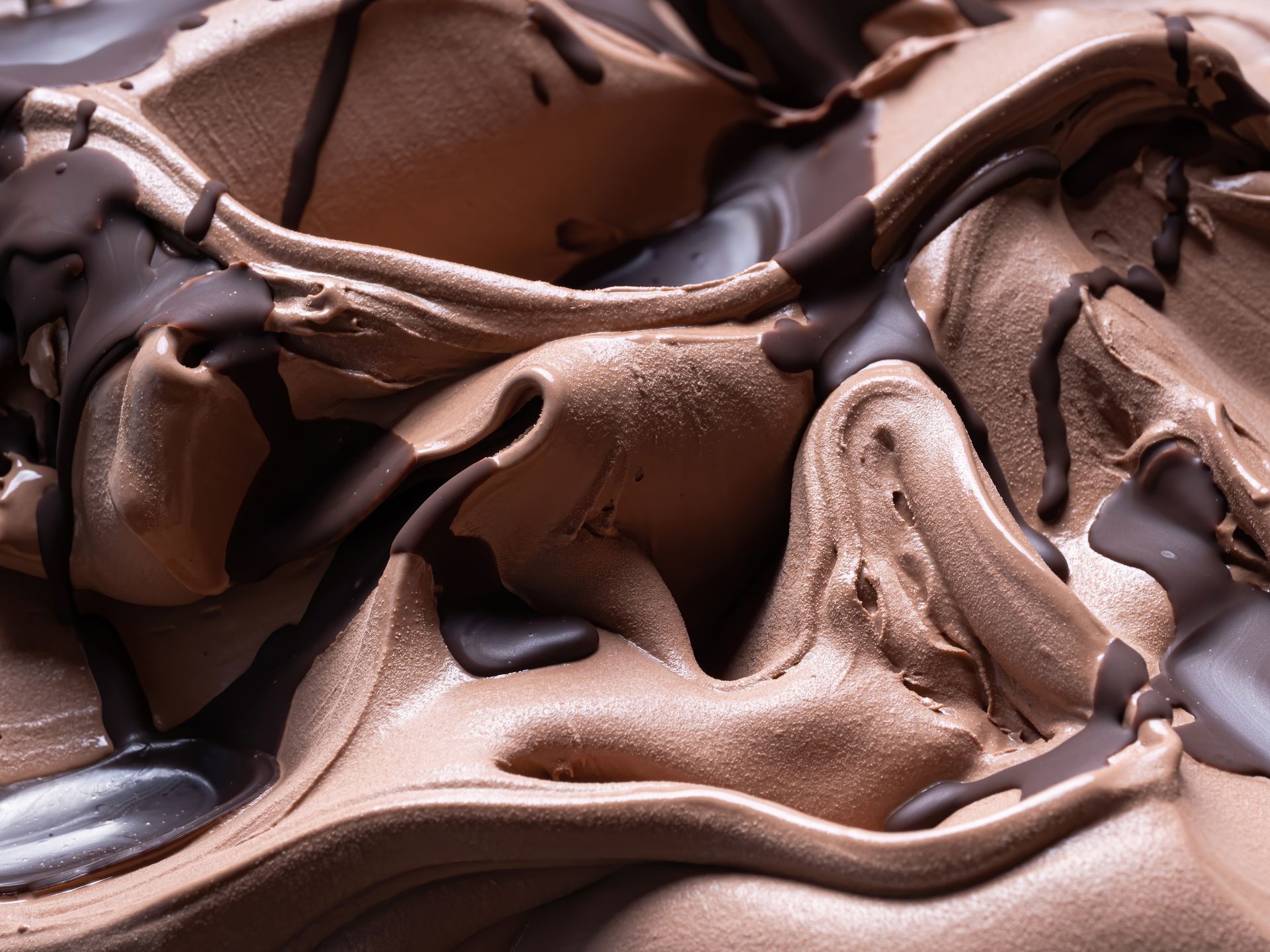 Glace au chocolat onctueuse avec des tourbillons de fudge au chocolat noir.