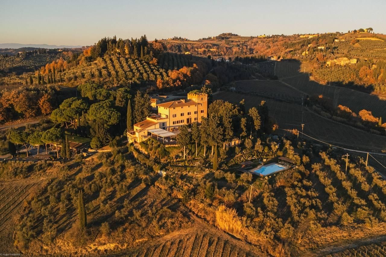 Villa il Pozzo 1590 is a charming Tuscan countryside wedding venue that embodies the authentic rustic elegance of the region. Surrounded by vineyards and rolling hills, this historic estate offers a warm and intimate atmosphere, perfect for destination weddings in Tuscany. The stone architecture, traditional courtyards, and natural landscapes create a timeless setting for outdoor ceremonies and dinners under the stars. At NewLifeWedding, we appreciate Villa il Pozzo 1590 for its genuine character and emotional storytelling potential, making every wedding feel personal, relaxed, and deeply connected to the Tuscan landscape. Villa il Pozzo 1590 Tuscany countryside wedding venue vineyards rustic elegant destination wedding Italy by NewLifeWedding