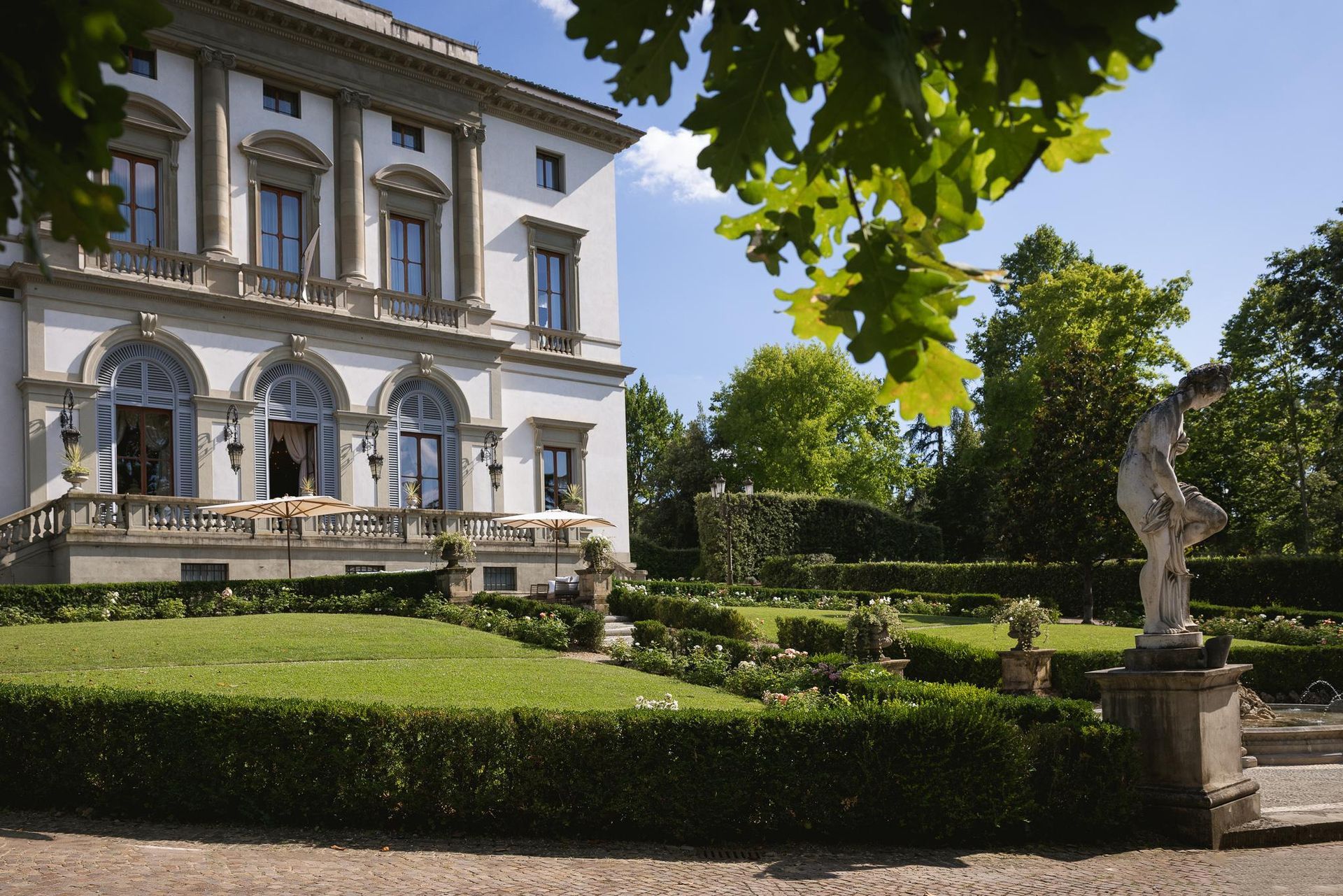 Villa Cora is one of the most prestigious luxury wedding venues in Florence, located just minutes from the historic city center. This five-star villa is renowned for its opulent interiors, frescoed halls, and perfectly maintained gardens, offering a sophisticated setting for high-end destination weddings in Italy. The combination of historic elegance and modern luxury allows for seamless events, from refined indoor receptions to outdoor ceremonies surrounded by greenery. At NewLifeWedding, we see Villa Cora as a perfect location for couples seeking an exclusive and visually rich wedding experience, where every detail reflects timeless Italian luxury. Villa Cora Florence luxury wedding venue historic villa gardens destination wedding Italy by NewLifeWedding