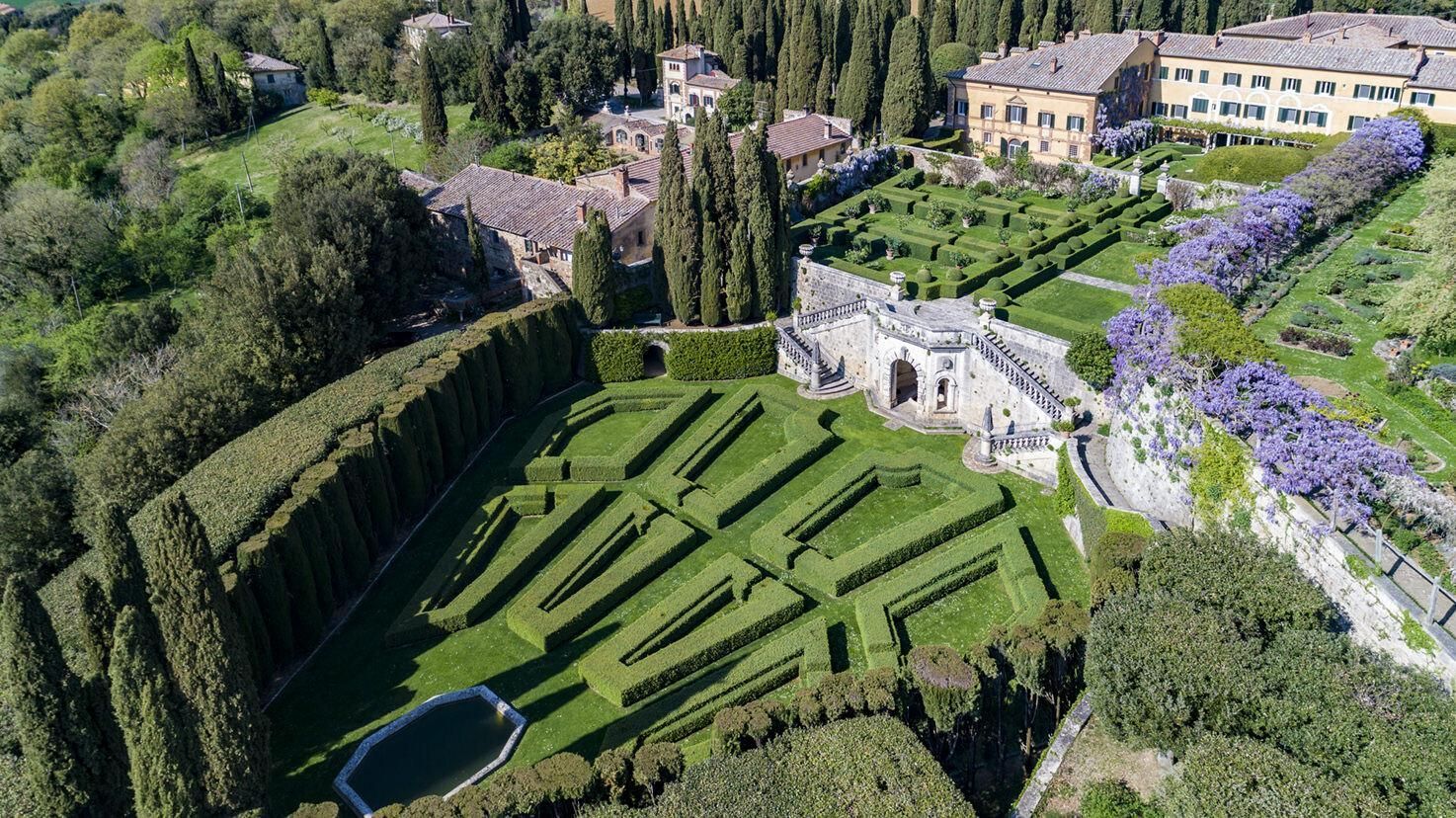 Villa La Foce is one of the most iconic wedding venues in Tuscany, located in the heart of Val d’Orcia, a UNESCO World Heritage landscape. Known for its perfectly designed Renaissance gardens and breathtaking panoramic views, it offers a refined and timeless setting for luxury destination weddings in Italy. The natural light, especially during golden hour, makes this location ideal for both photography and cinematic videography, creating an editorial and emotional visual storytelling. At NewLifeWedding, we consider Villa La Foce a perfect balance between architecture and nature, where every moment becomes visually unforgettable and every wedding turns into a true Italian experience. Villa La Foce wedding venue in Val d’Orcia Tuscany panoramic gardens luxury destination wedding Italy by NewLifeWedding