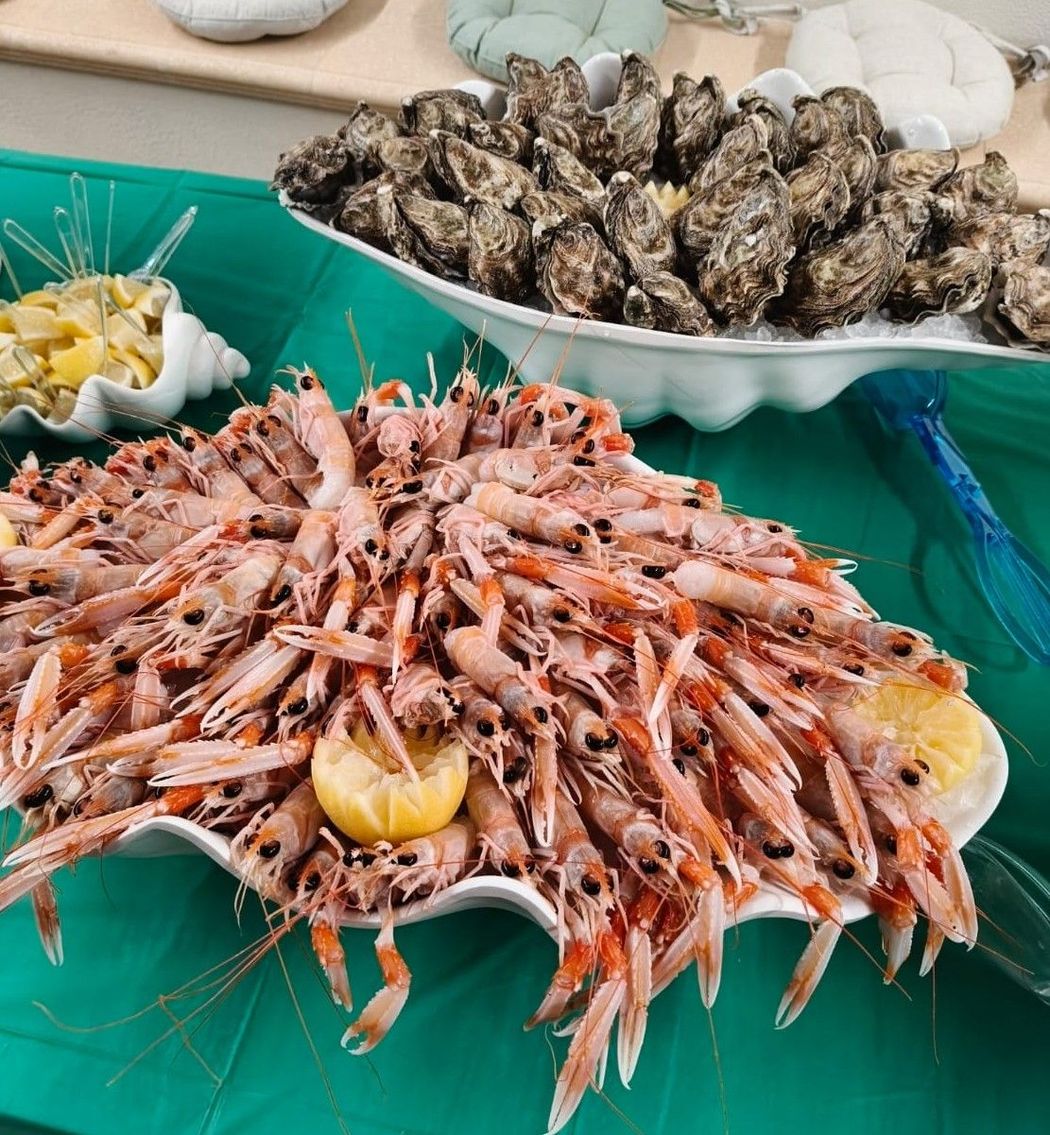 Esposizione di frutti di mare freschi con gamberi, salmone e pesce su ghiaccio tritato.