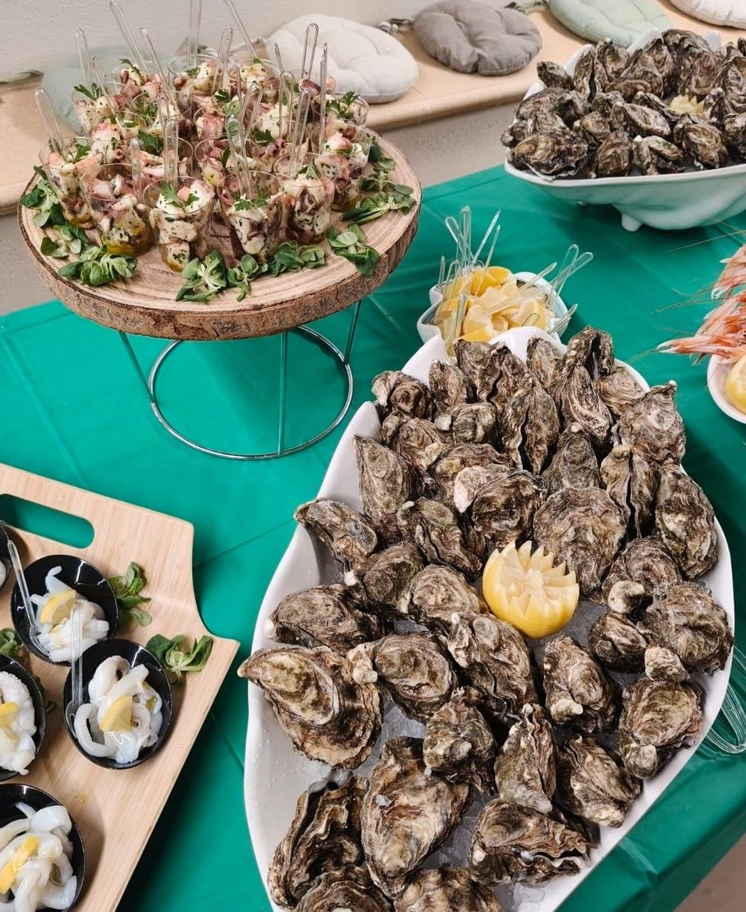 Buffet di frutti di mare con assortimento di sushi e sashimi disposti su vassoi d'argento.