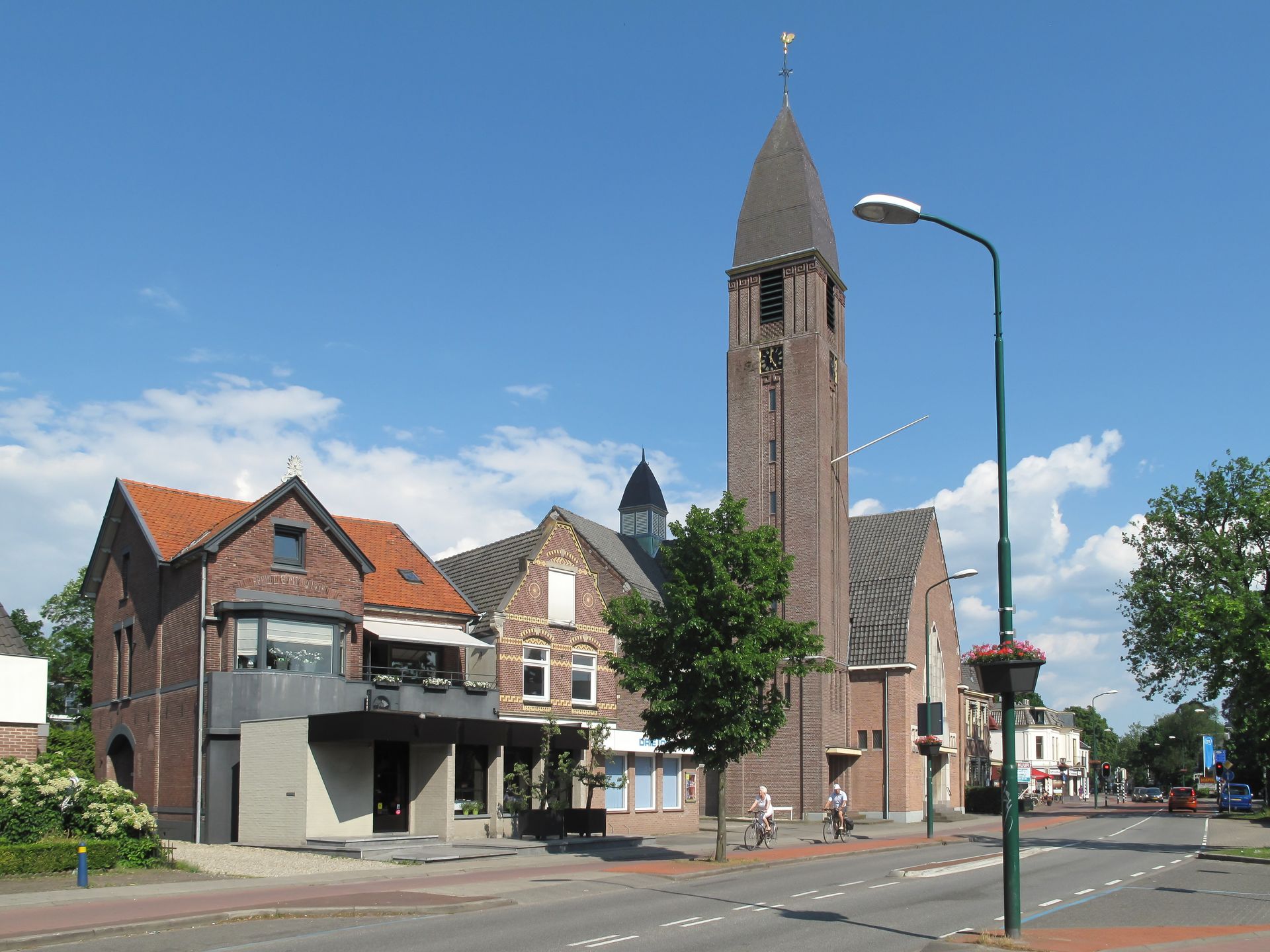 Een bakstenen gebouw met een torenspits erop