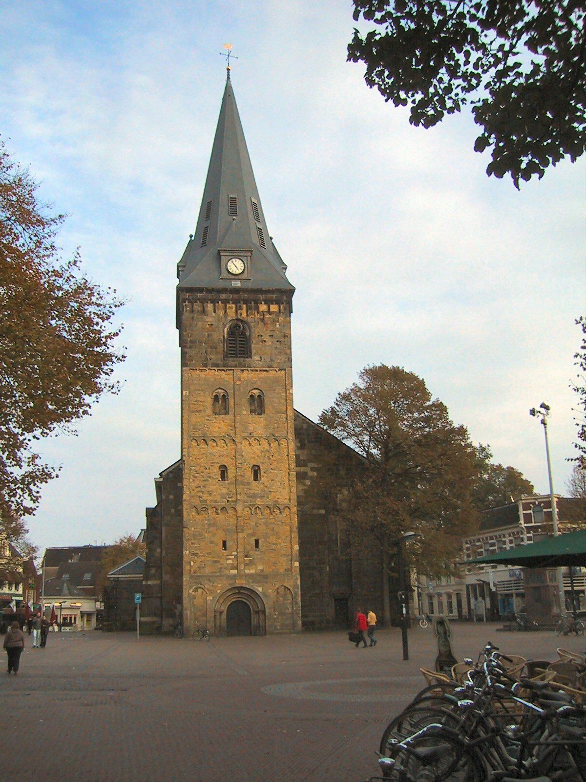 Een kerktoren met daarop een klok