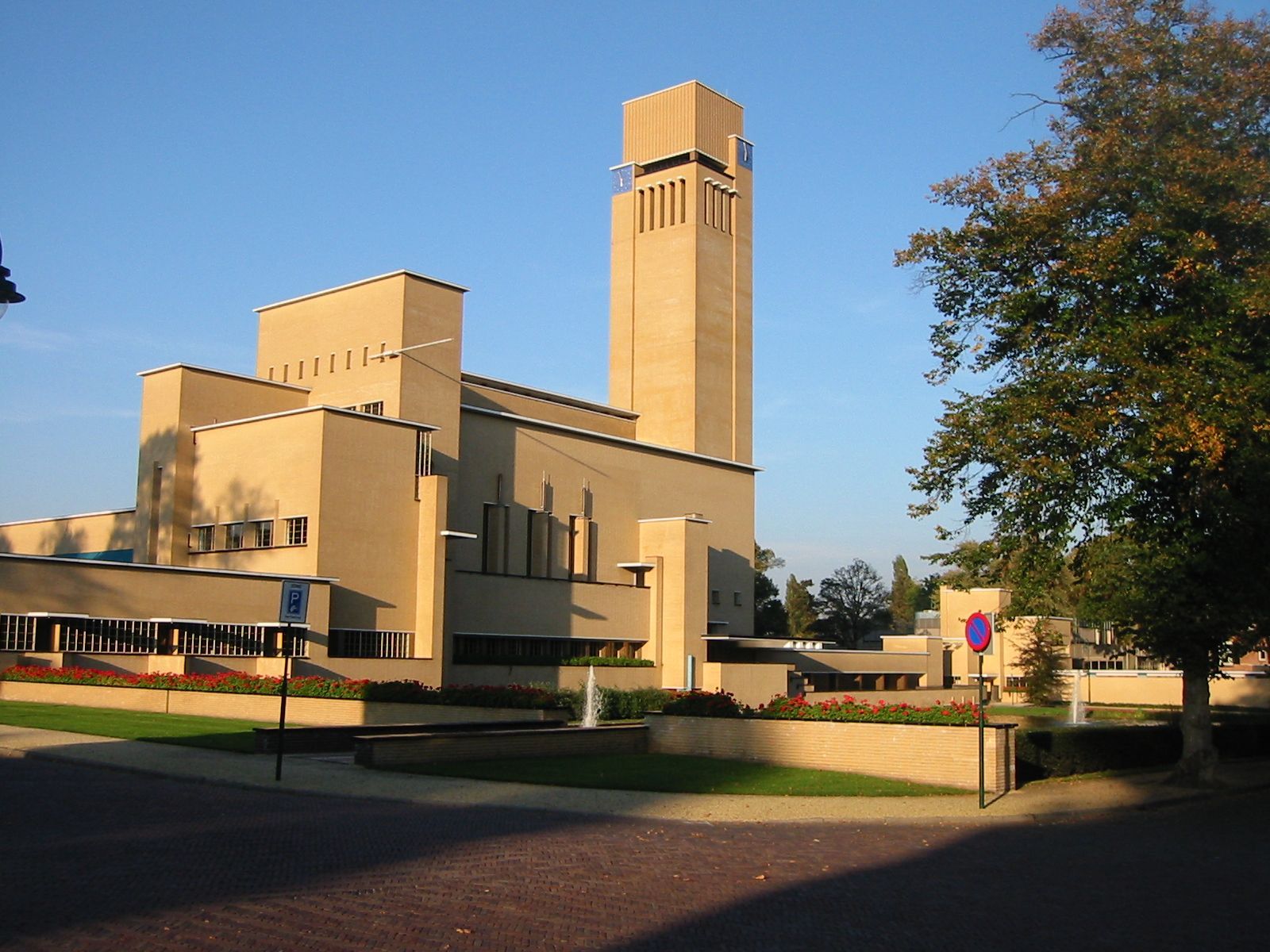 Een groot gebouw met daarop een klokkentoren