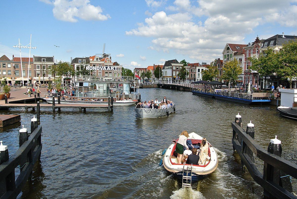 Een boot met mensen erop vaart over een rivier