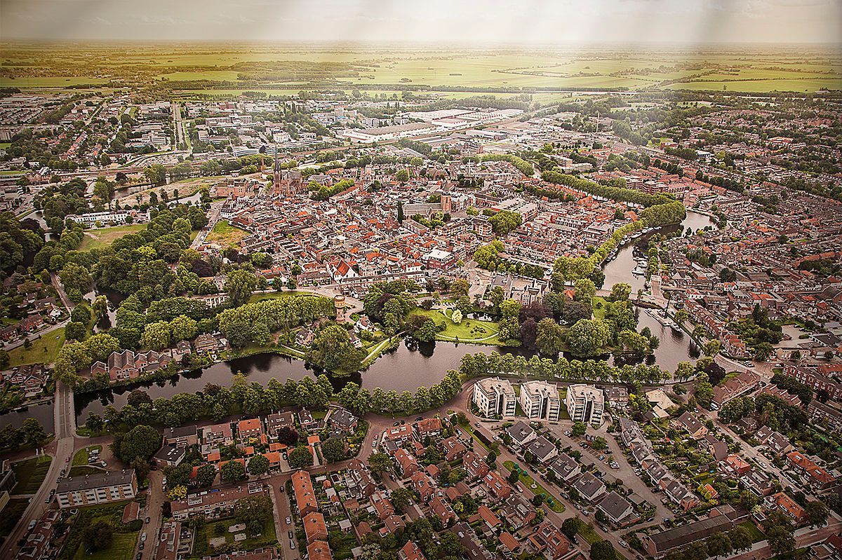 Een luchtfoto van een stad met een meer in het midden.