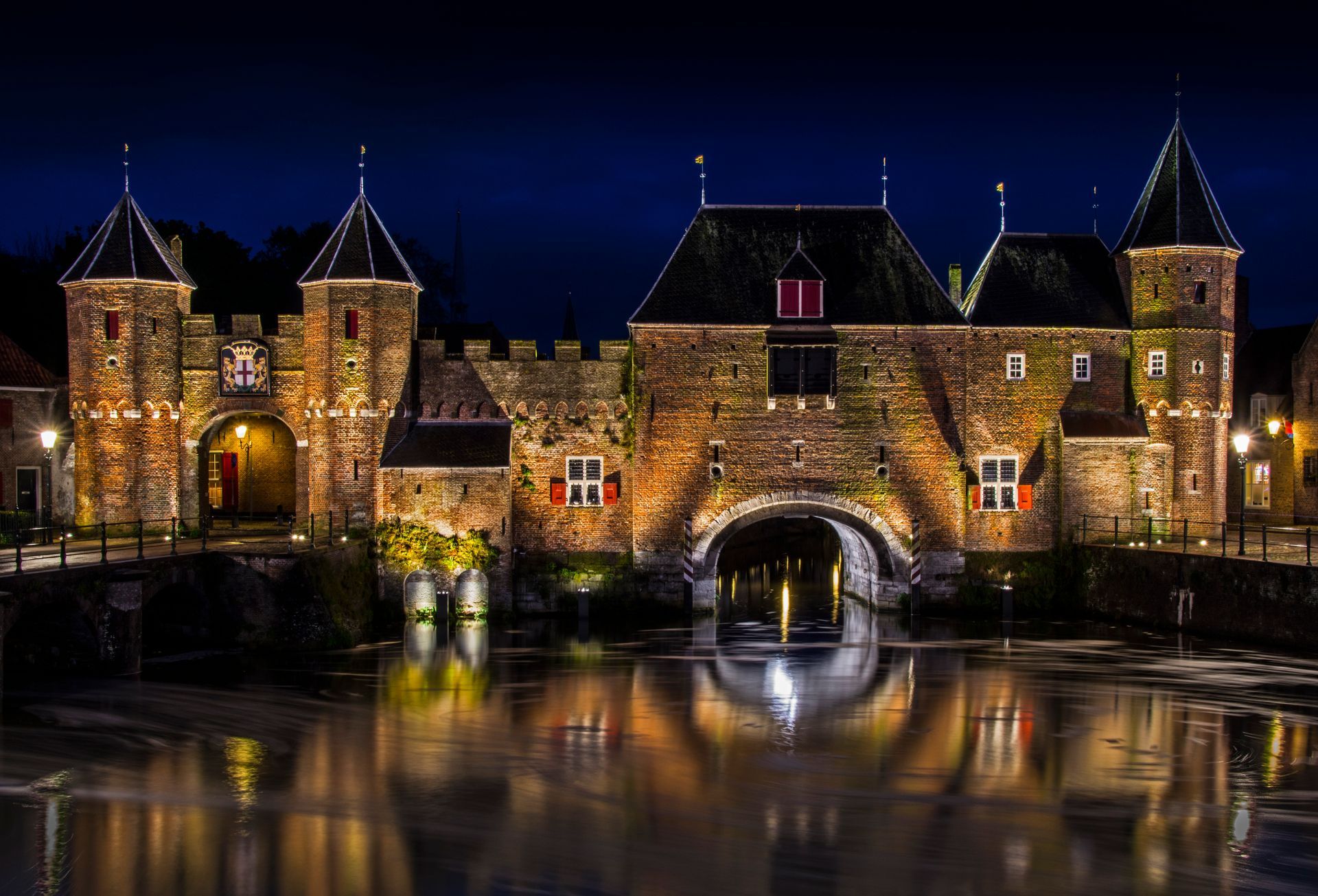 's Nachts is een kasteel verlicht en weerspiegelt het in het water.