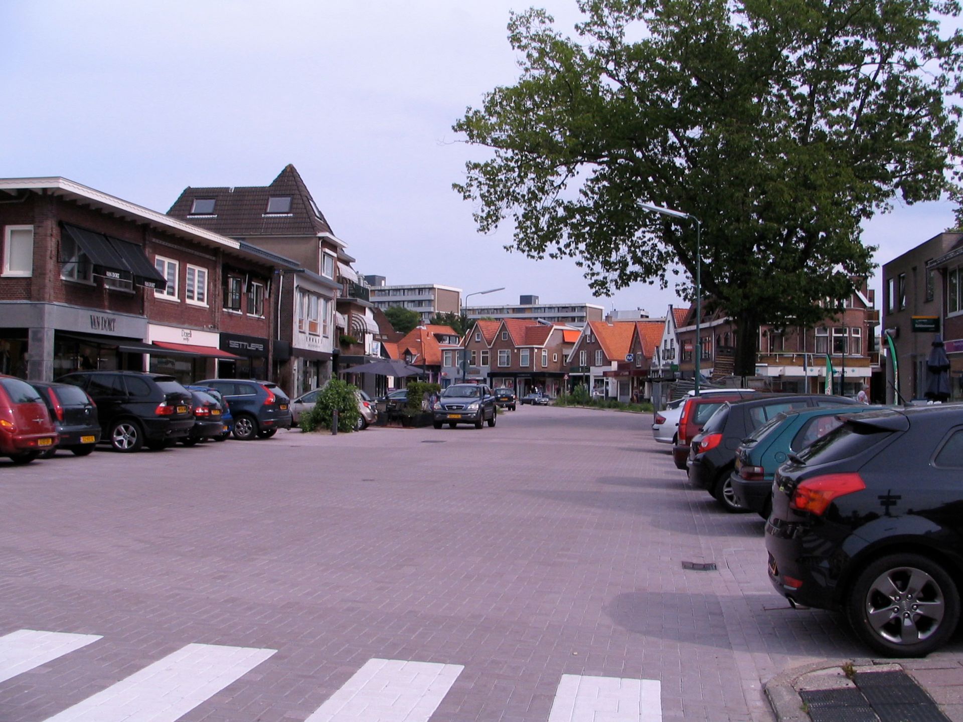 Er staan ​​veel auto's geparkeerd op een parkeerplaats