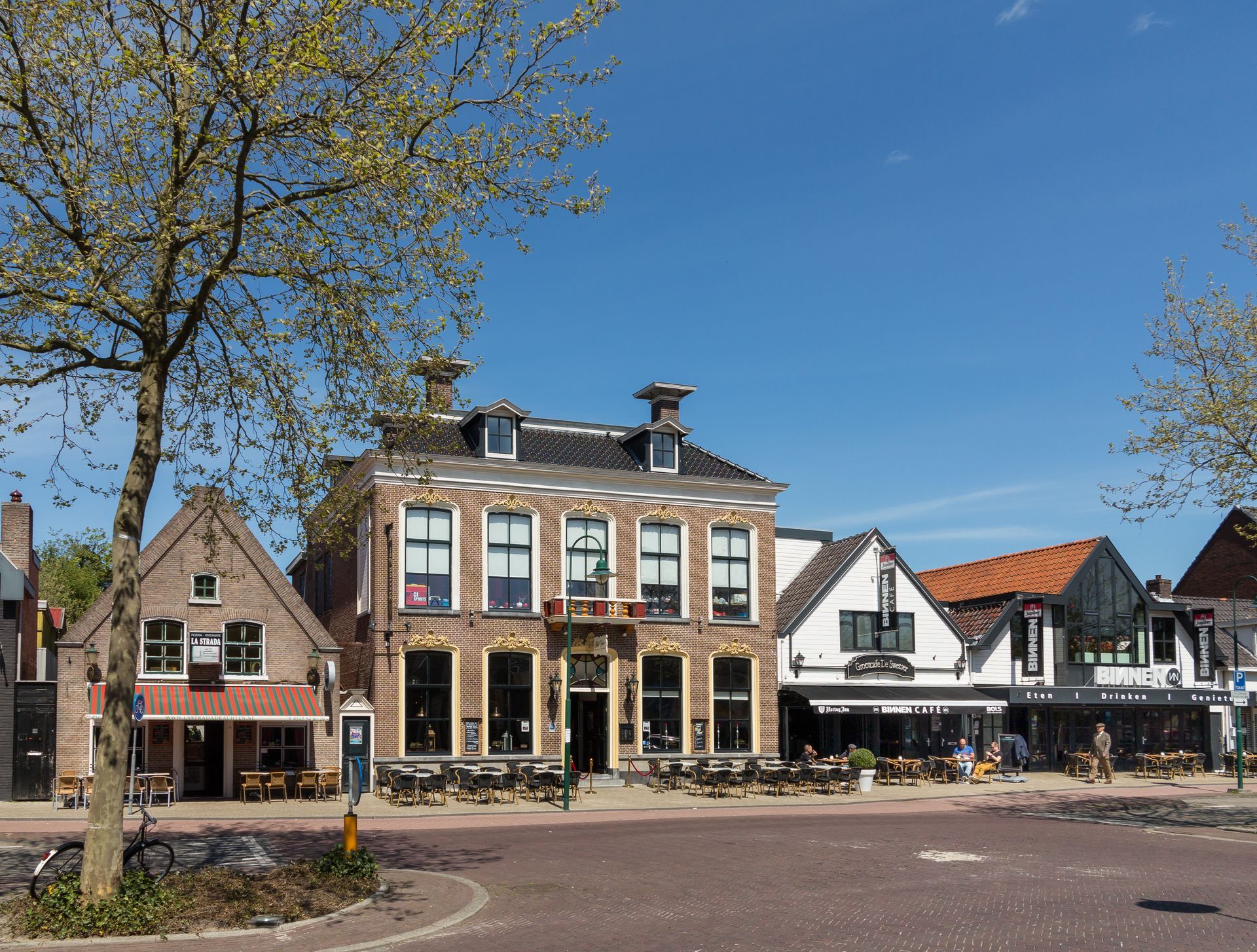 Een bakstenen gebouw met een bordje waarop 'het' staat