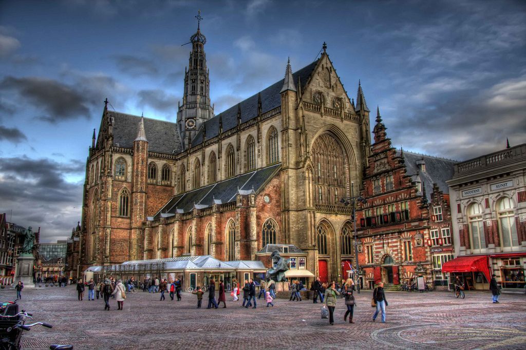 Een groep mensen loopt voor een grote kerk.