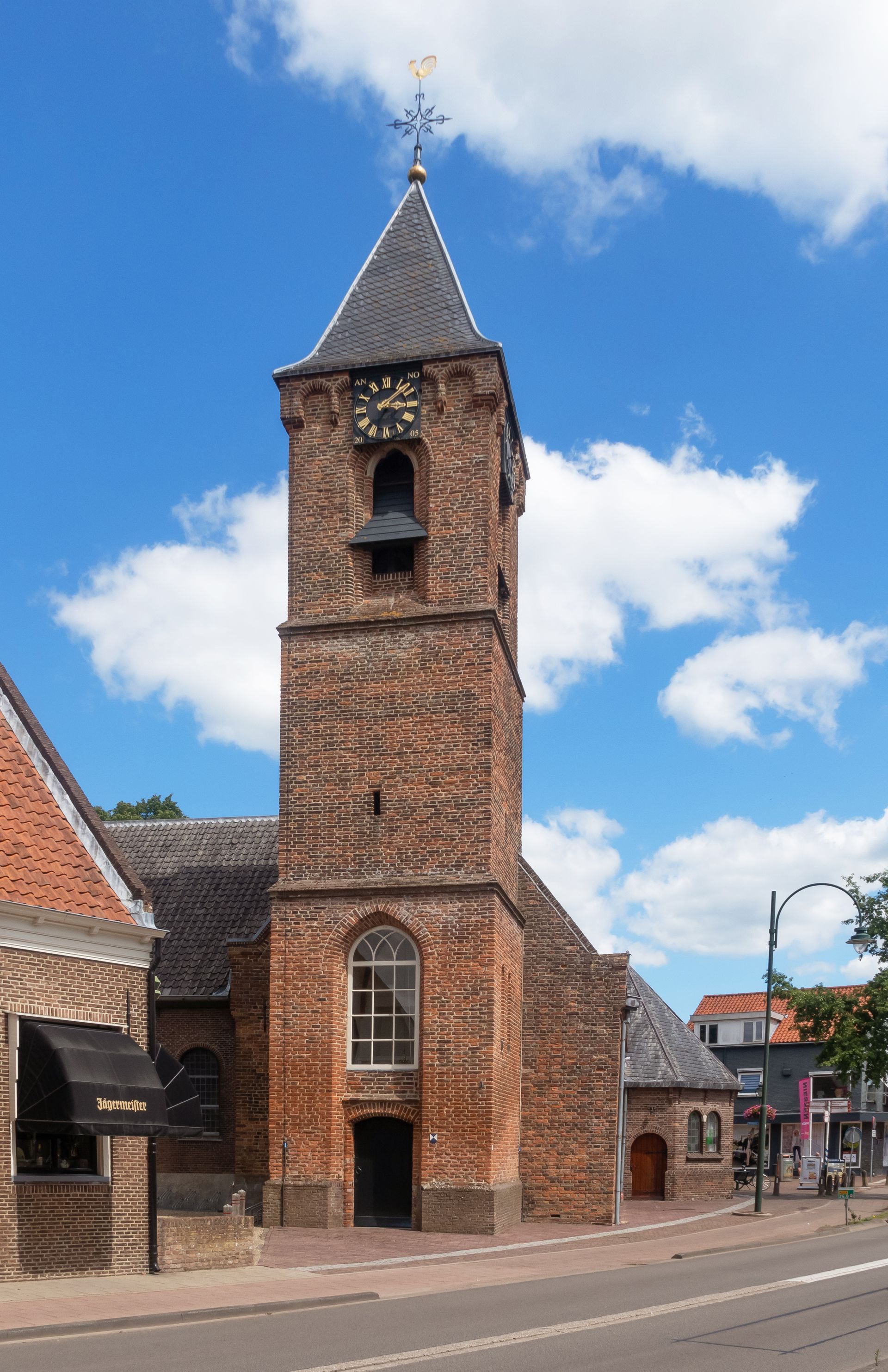 Een kerktoren met daarop een klok