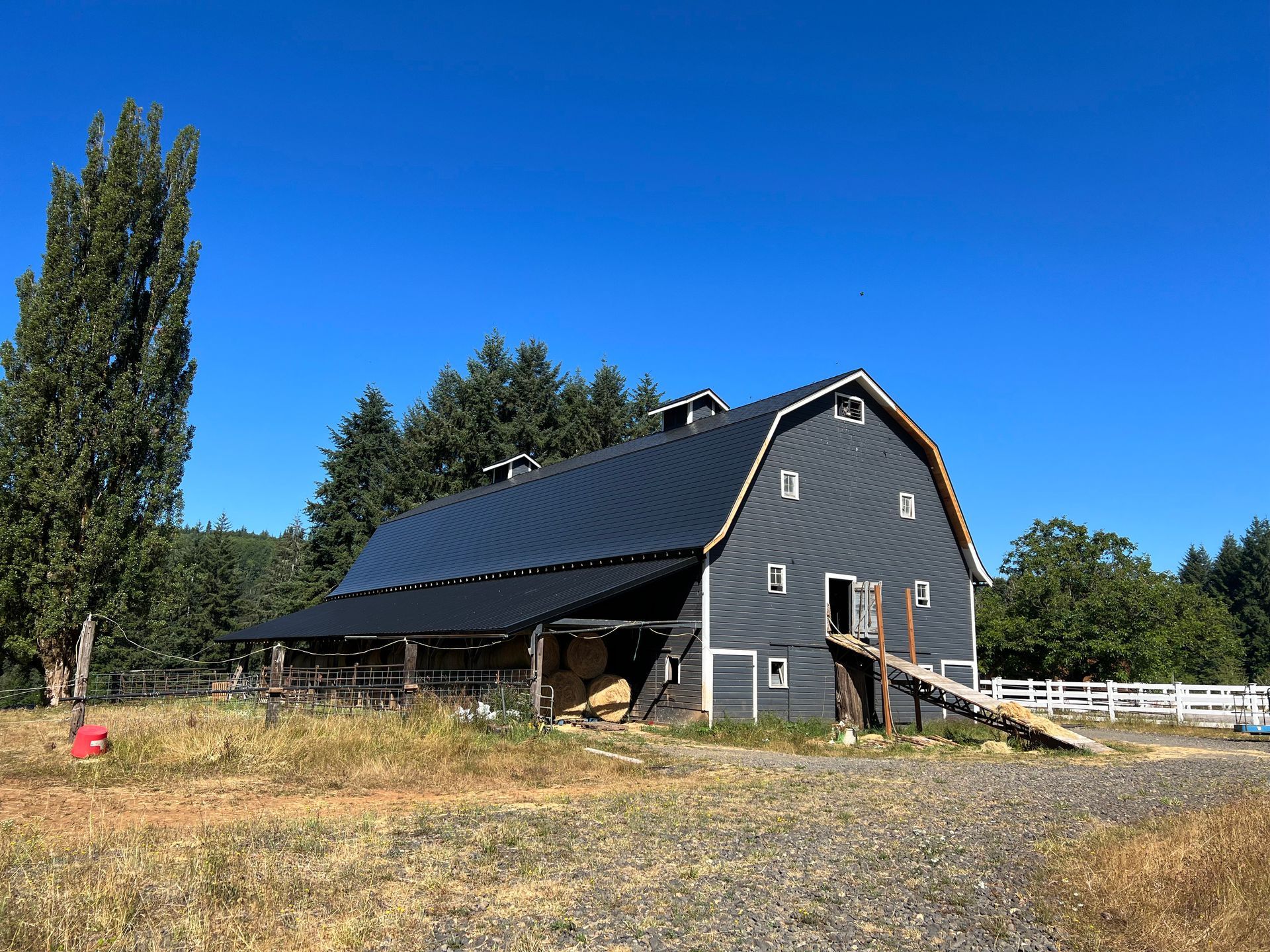 Longview, WA, 98632 ?? — Tudor Brown Interlock® Cedar Shingle + Black Interlock® Lifetime Metal Slate Roofing System