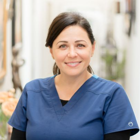 dentiste mâle aux cheveux gris