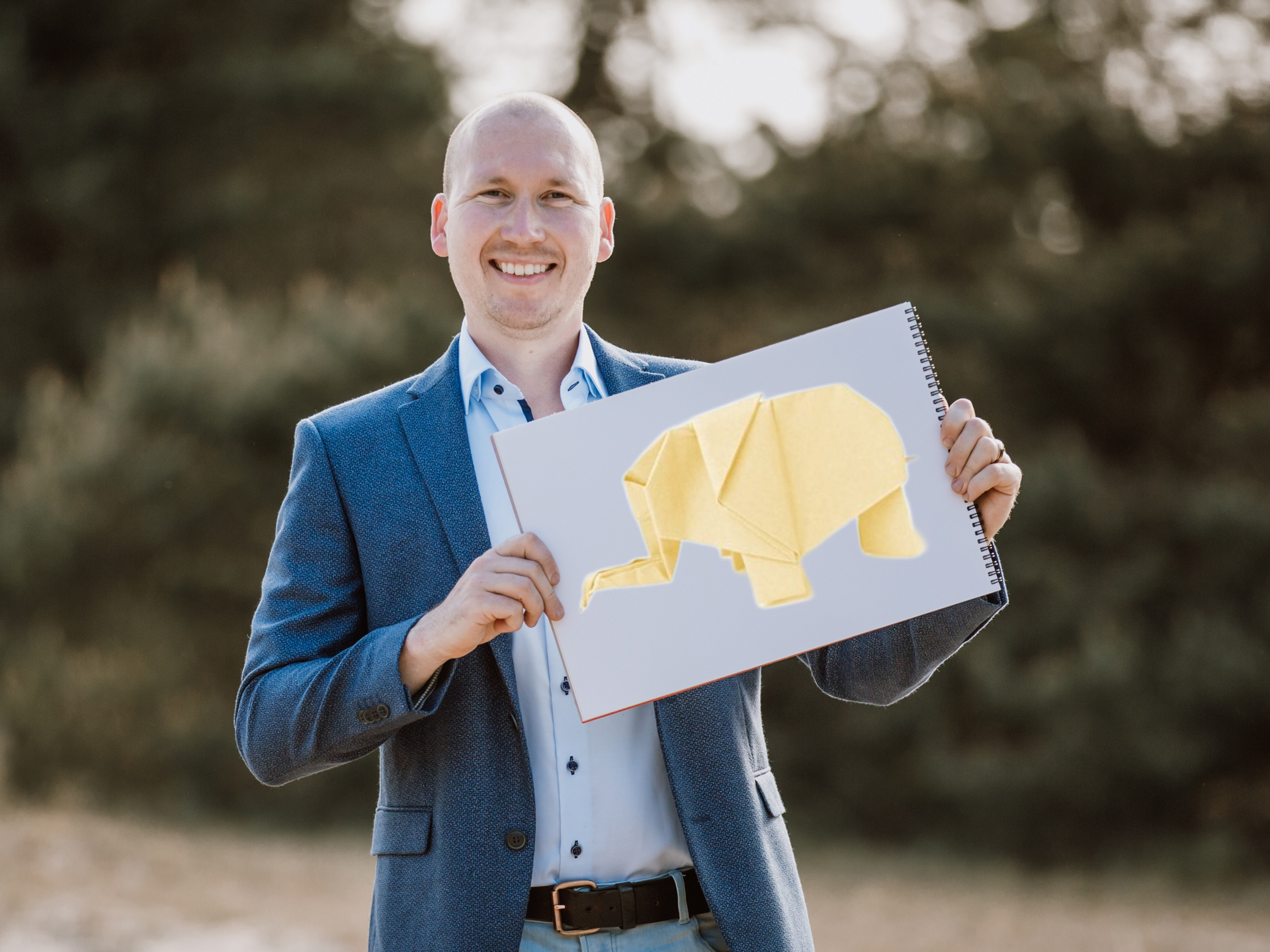 Een man in pak houdt een vel papier vast met een olifant erop.
Chris Gieling Coaching en Training