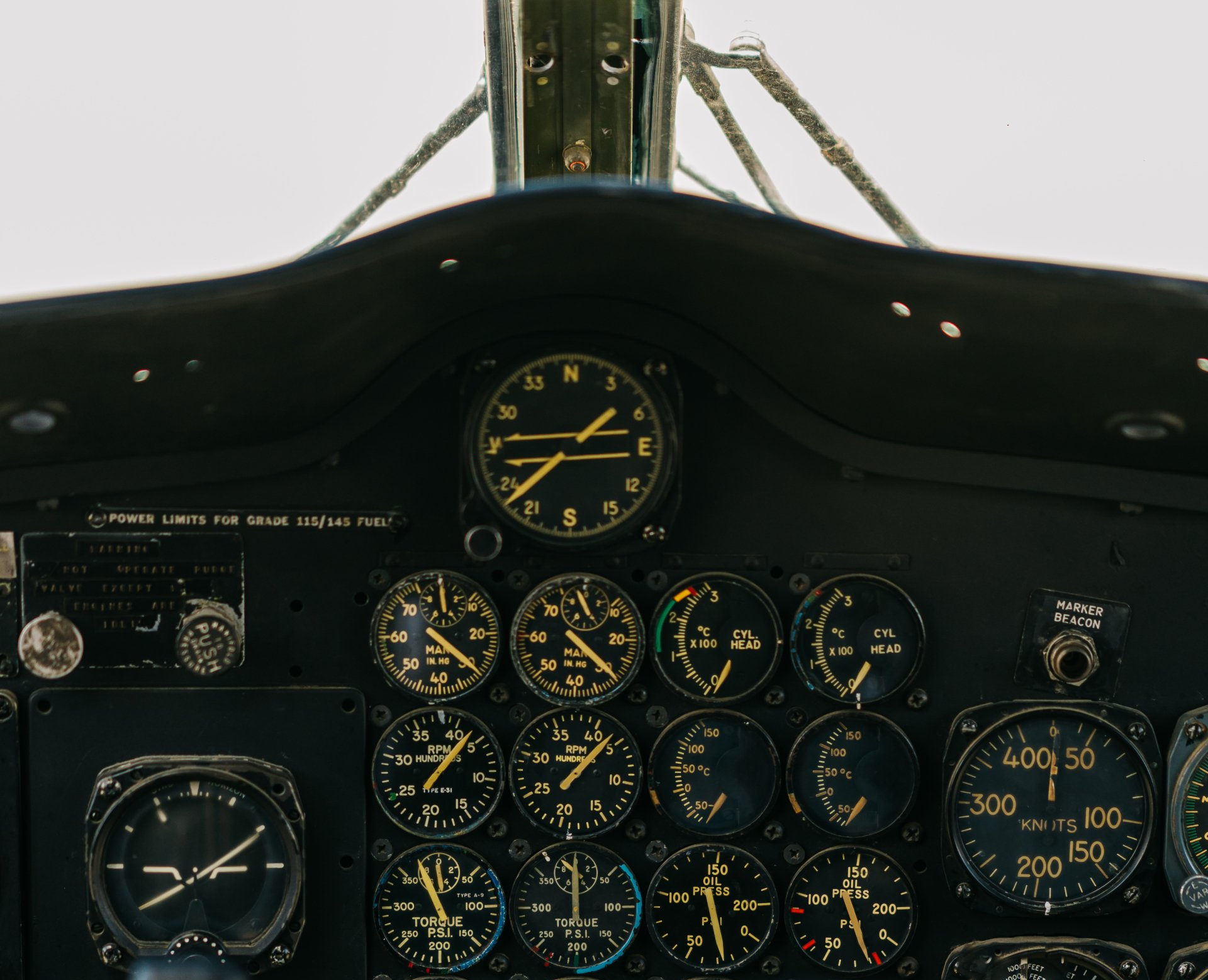 Een cockpit van een vliegtuig met een klok en diverse meters