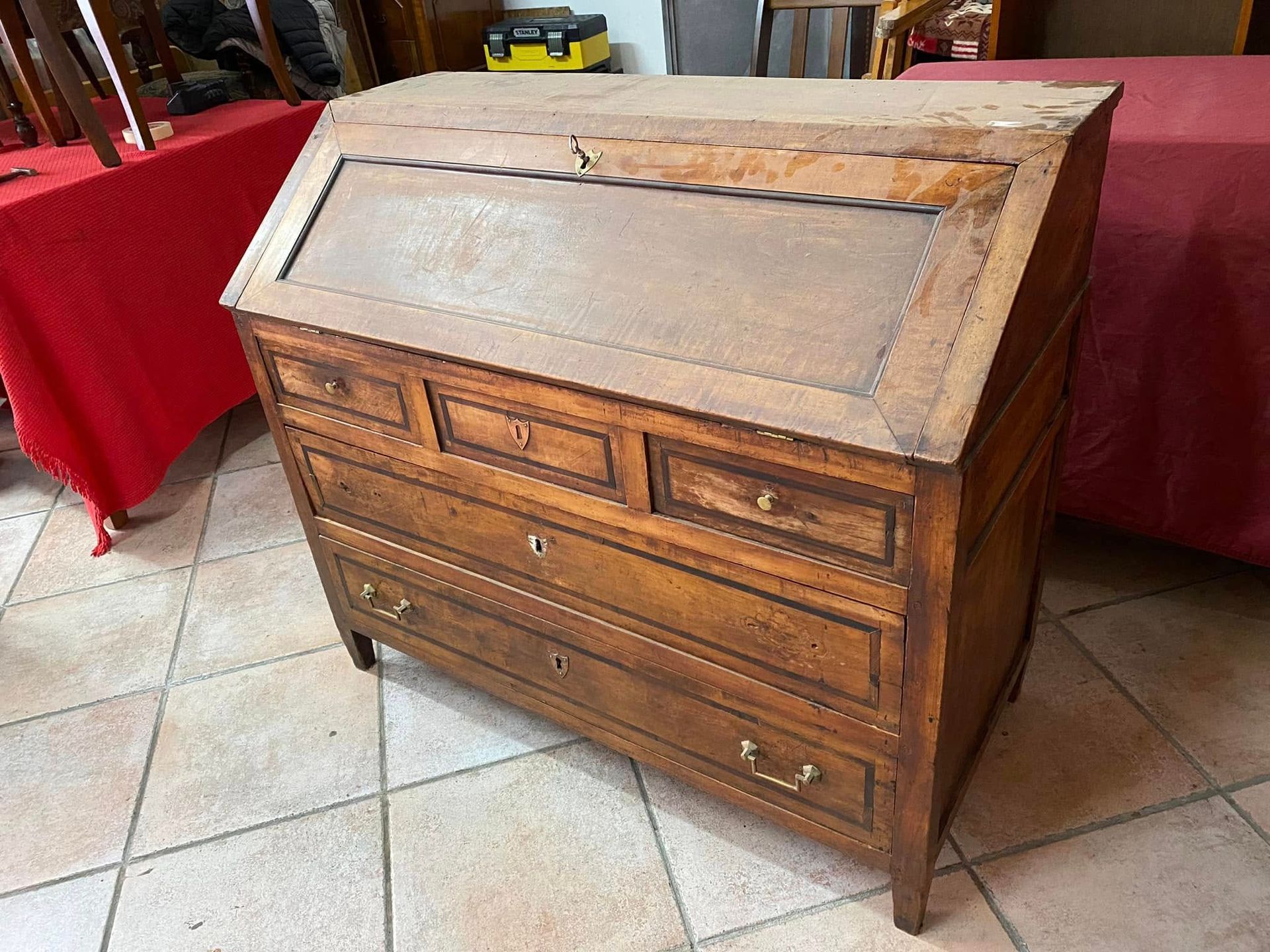 Vetrina bianca con pannello posteriore decorato, cassetti in legno e ripiano su supporto rotondo