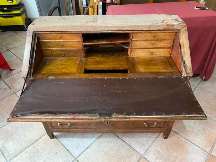 Scrittoio vintage in legno con piano inclinato, vani portaoggetti a giorno e piano di scrittura ribaltabile scuro.