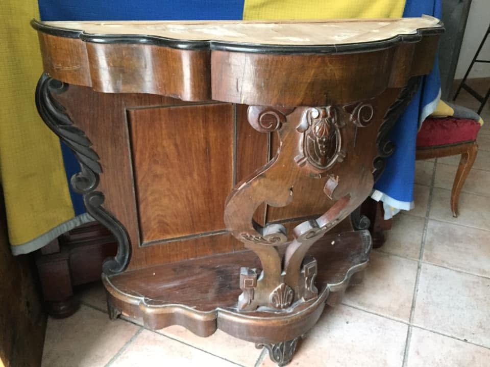 Credenza antica in legno decorata, con dettagli intagliati e piano in marmo
