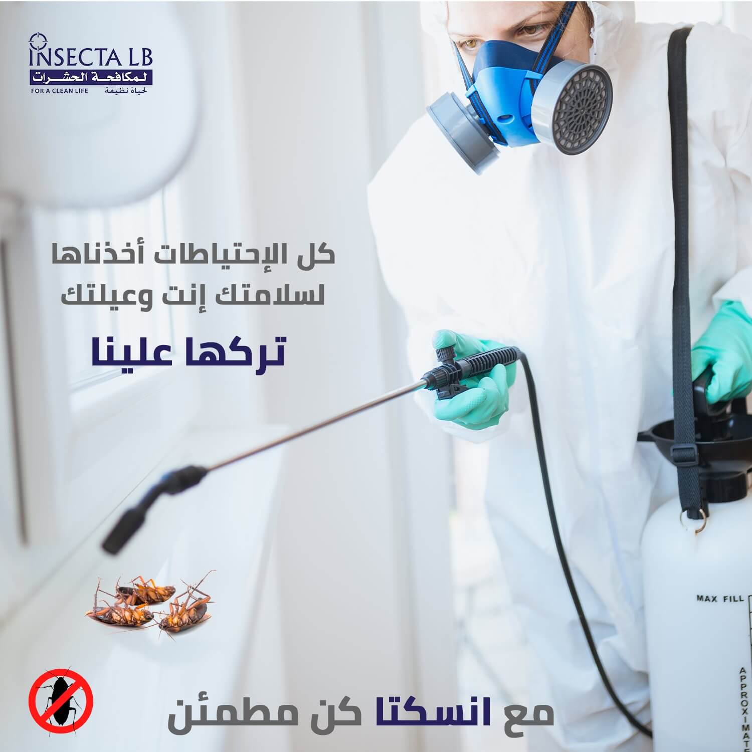 شخص يرتدي بدلة واقية يرش مبيدًا حشريًا، صراصير ميتة. النص: Insecta L3، السلامة مضمونة.
