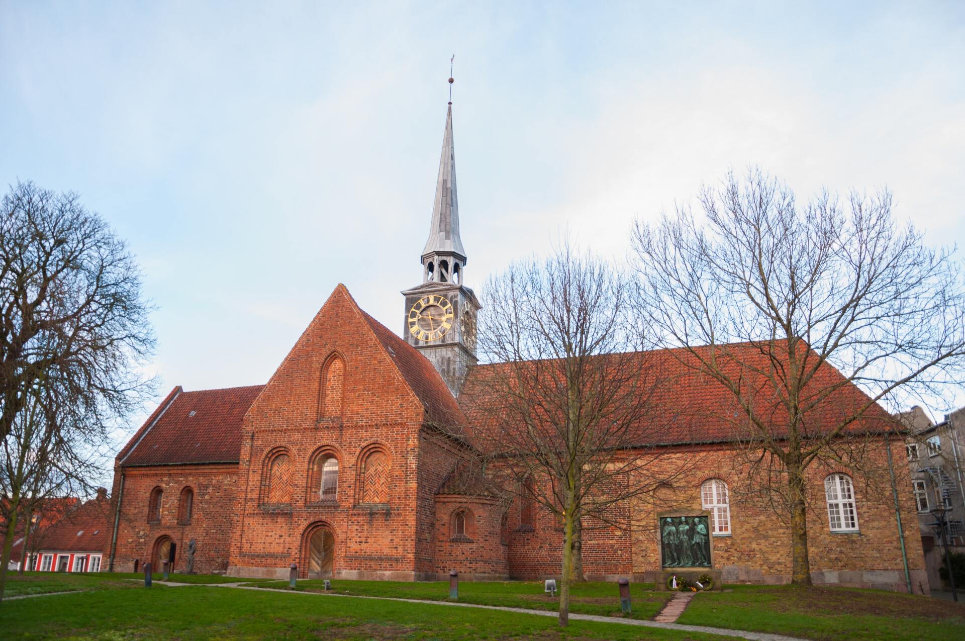 En stor rød murstensbygning med et tårn og et klokketårn.