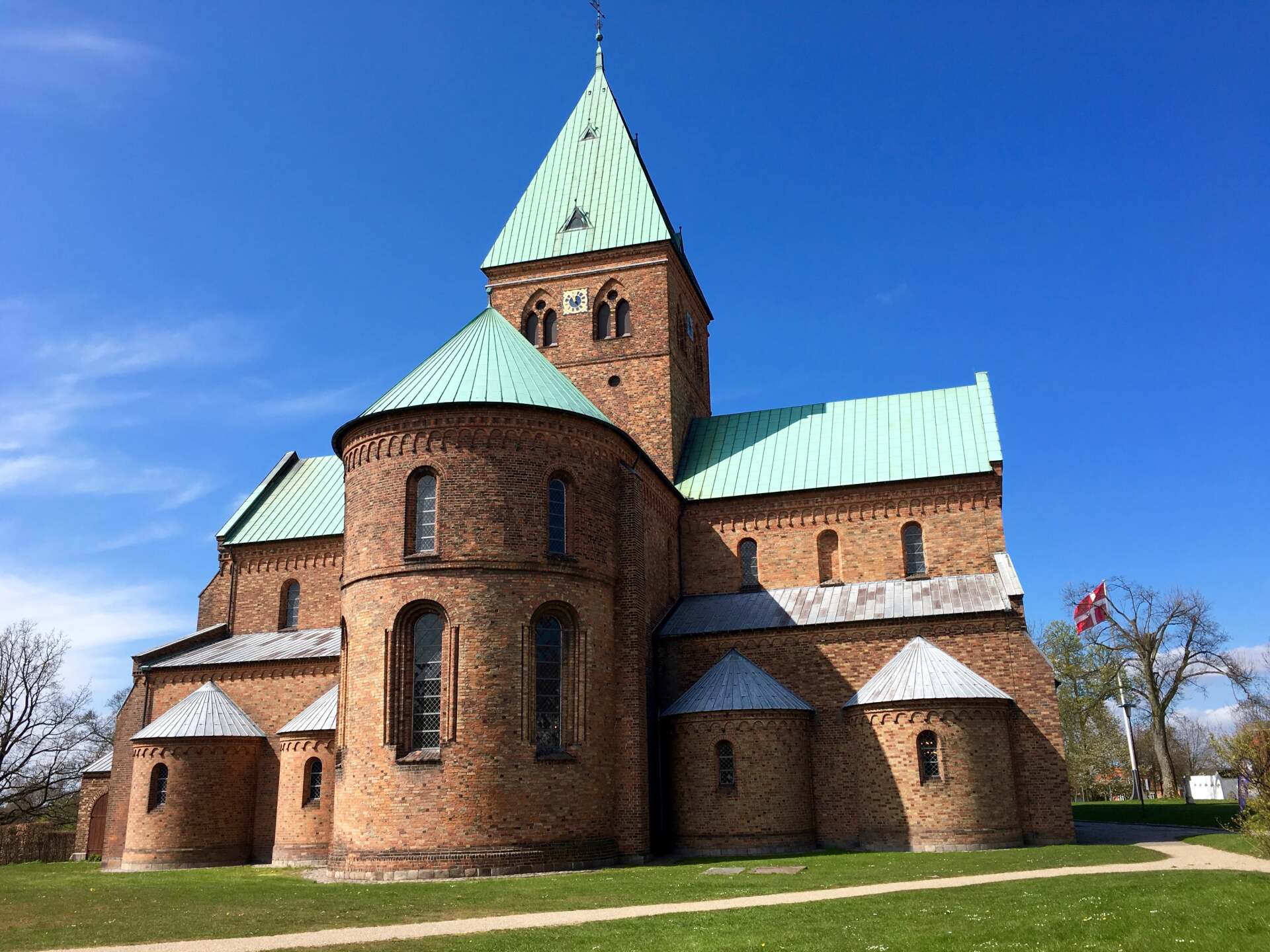 En stor murstenskirke med grønt tag