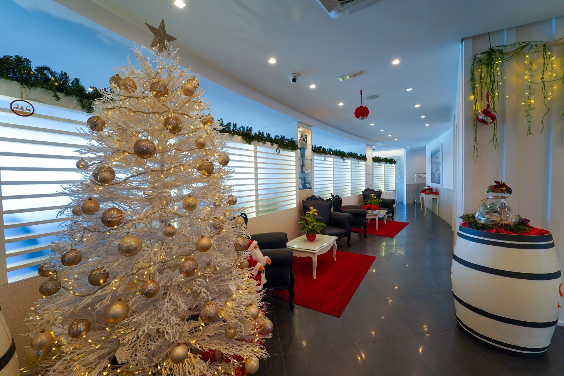 ristorante con allestimento albero di natale
