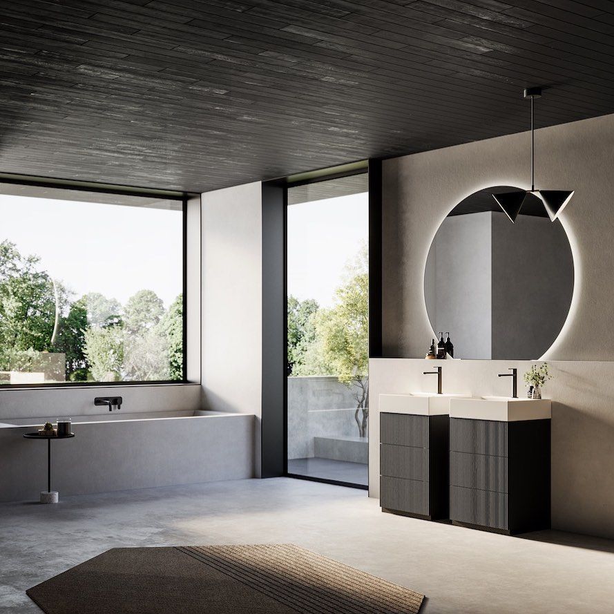 Bagno moderno con ampie finestre, vasca da bagno, doppio lavabo con specchio rotondo, mobili scuri.