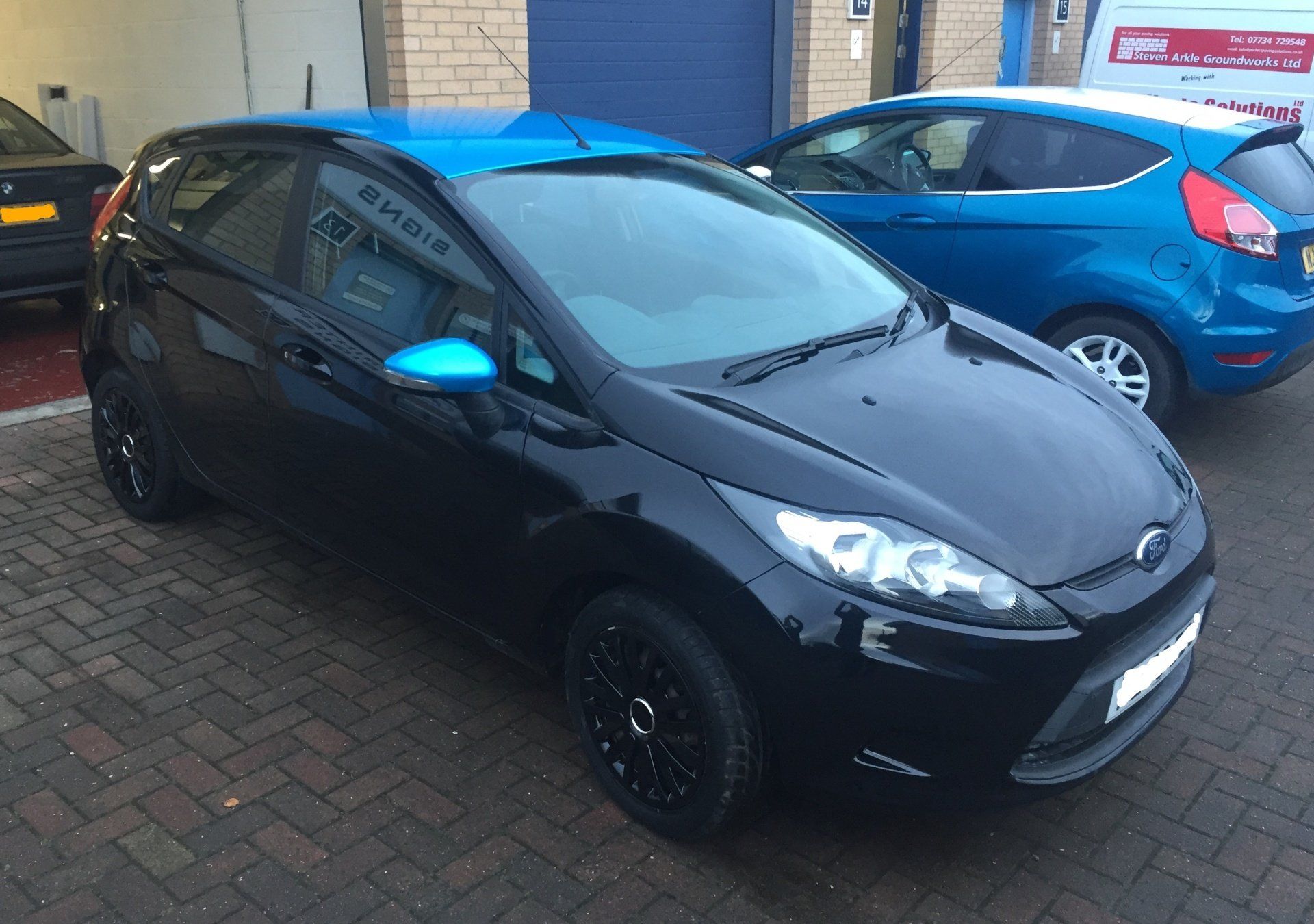 Car roof and wing mirror colour change wrap