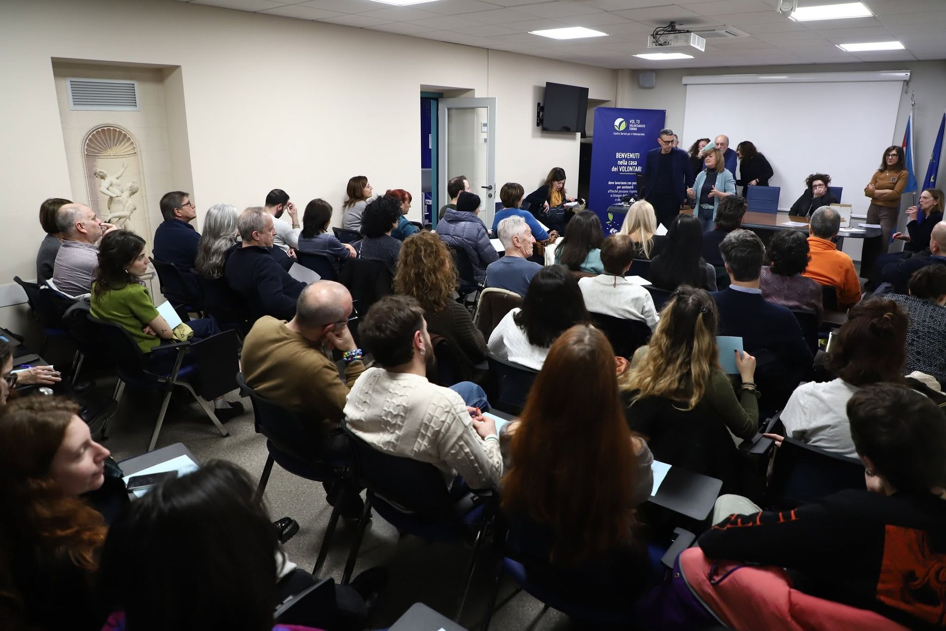 Gruppo di persone sedute in sala conferenze