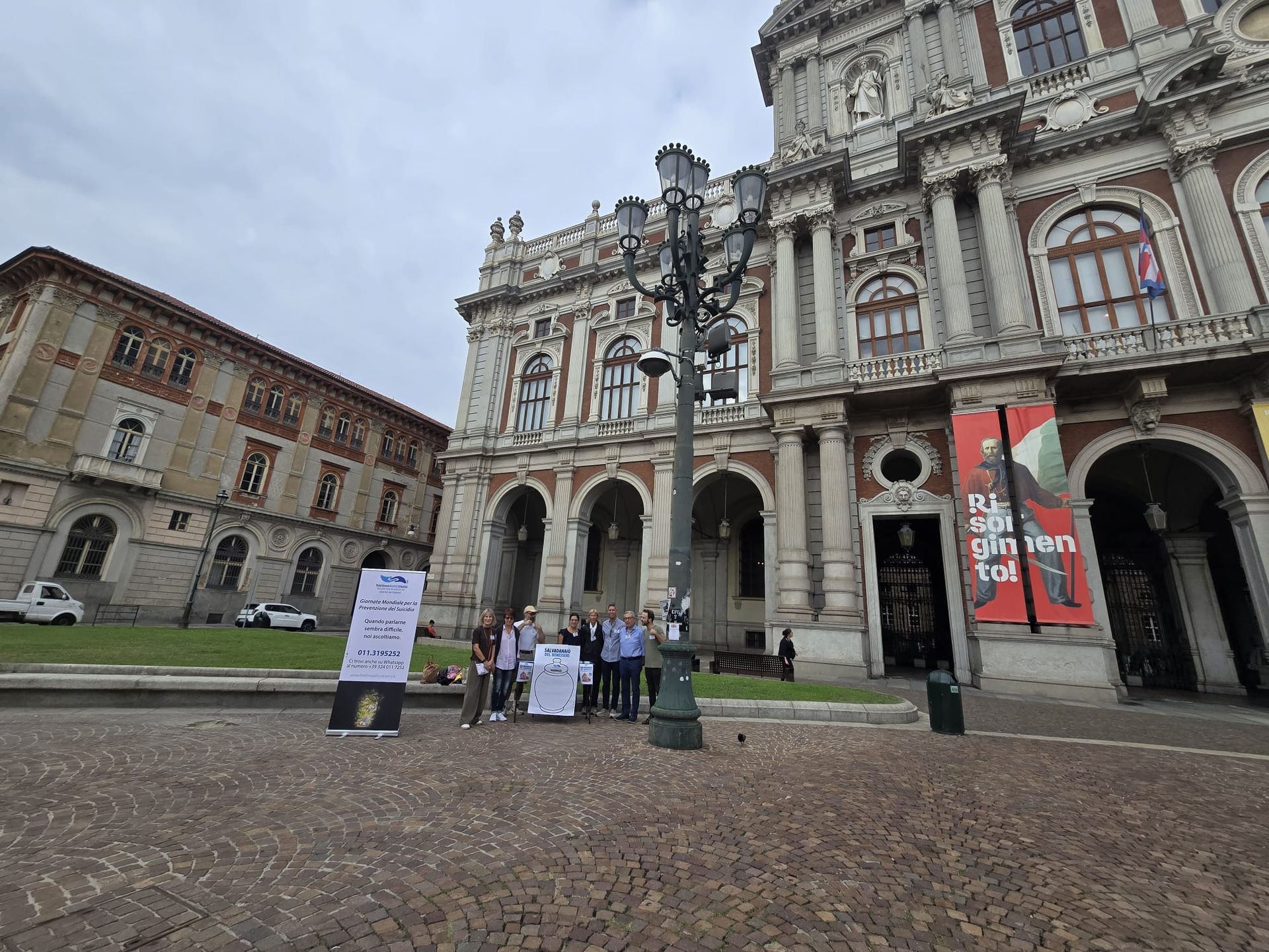 Gruppo di persone in posa per evento prevenzione suicidio