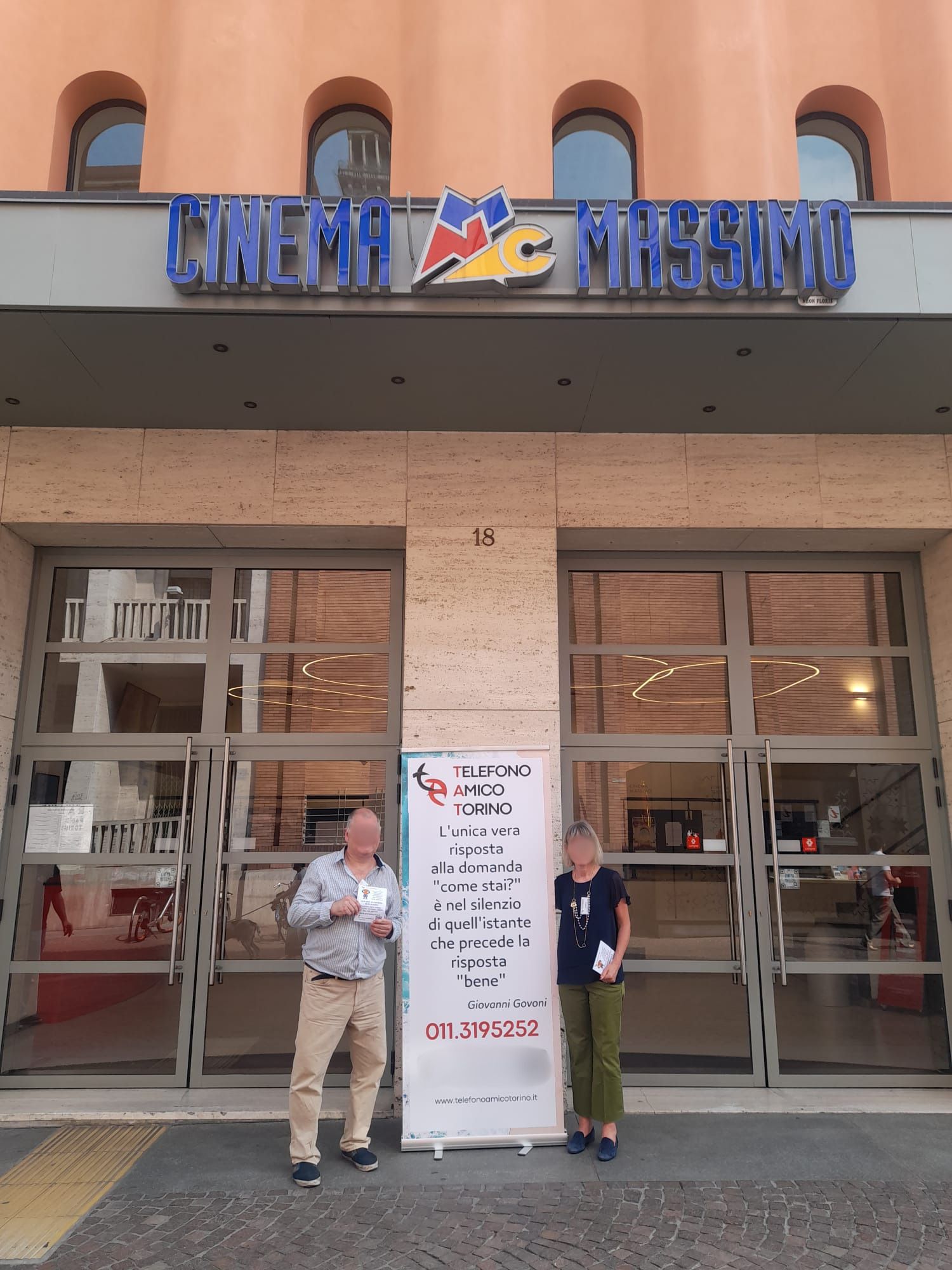 Persone accanto totem Telefono Amico per evento cinema