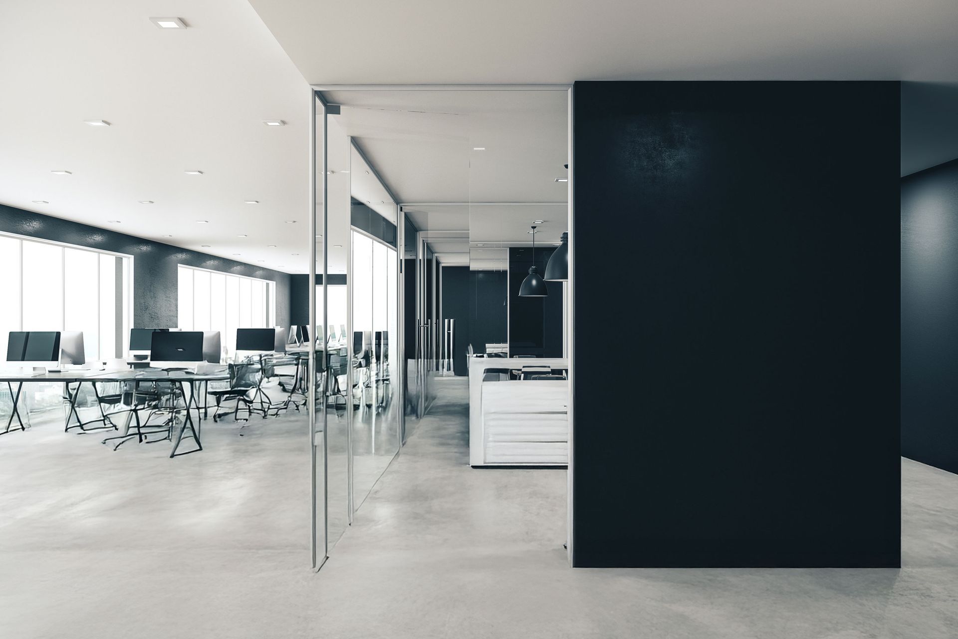 Bureau moderne à aire ouverte avec cloisons vitrées, bureaux, chaises et un mur d'accent foncé.