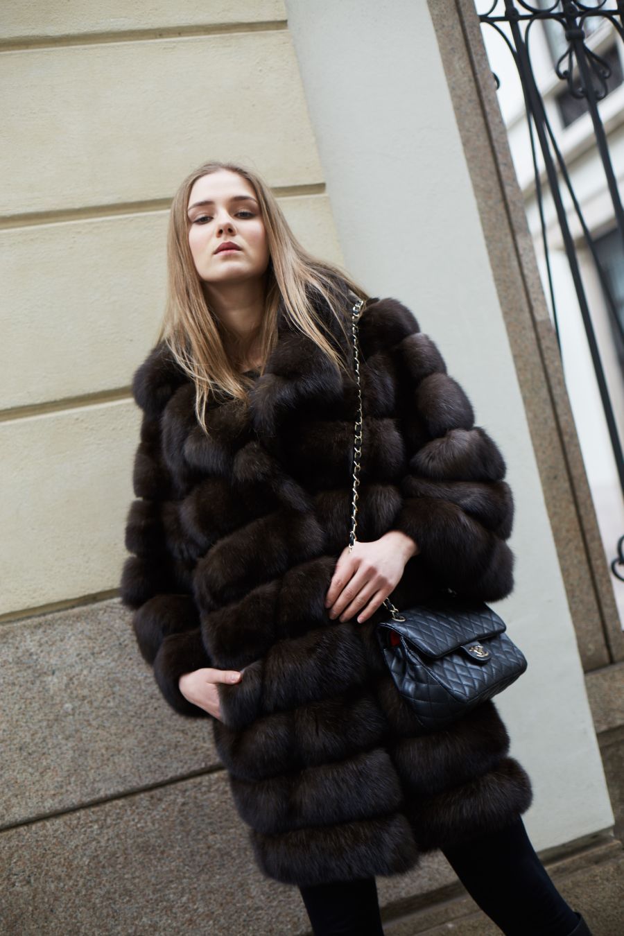 modella con pelliccia scura