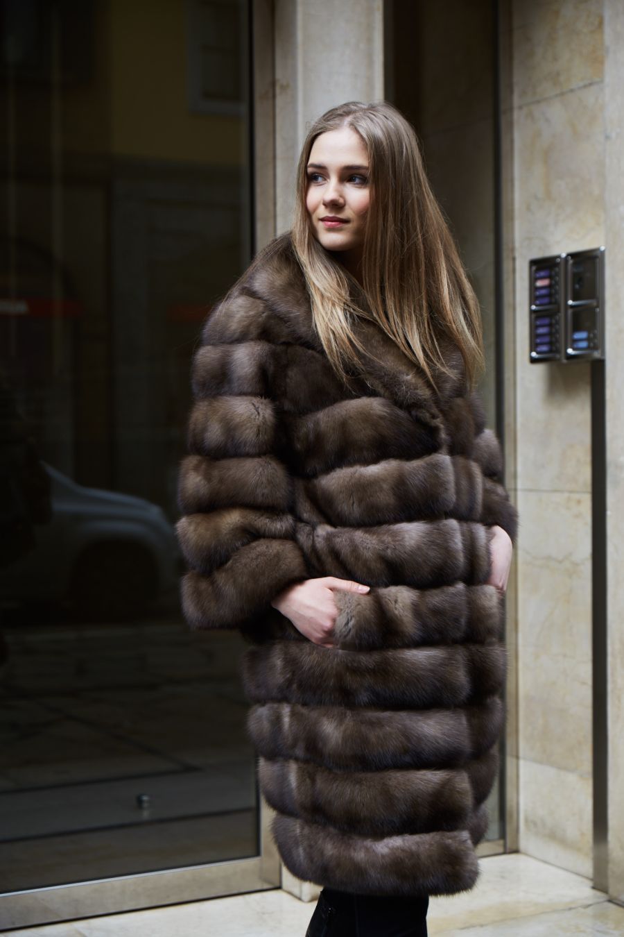 modella con cappotto in pelliccia