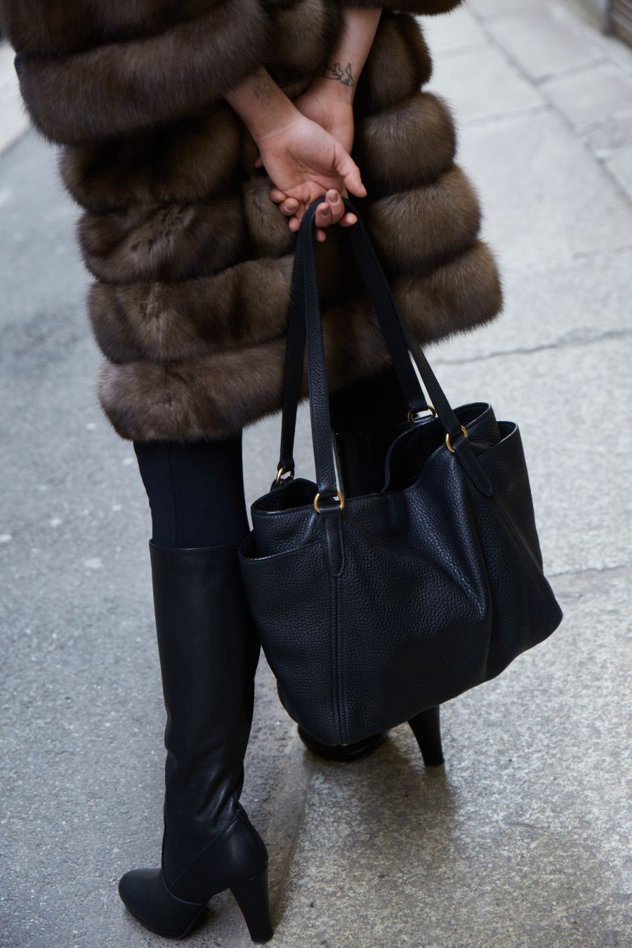 ragazza con borsa e pelliccia in visone