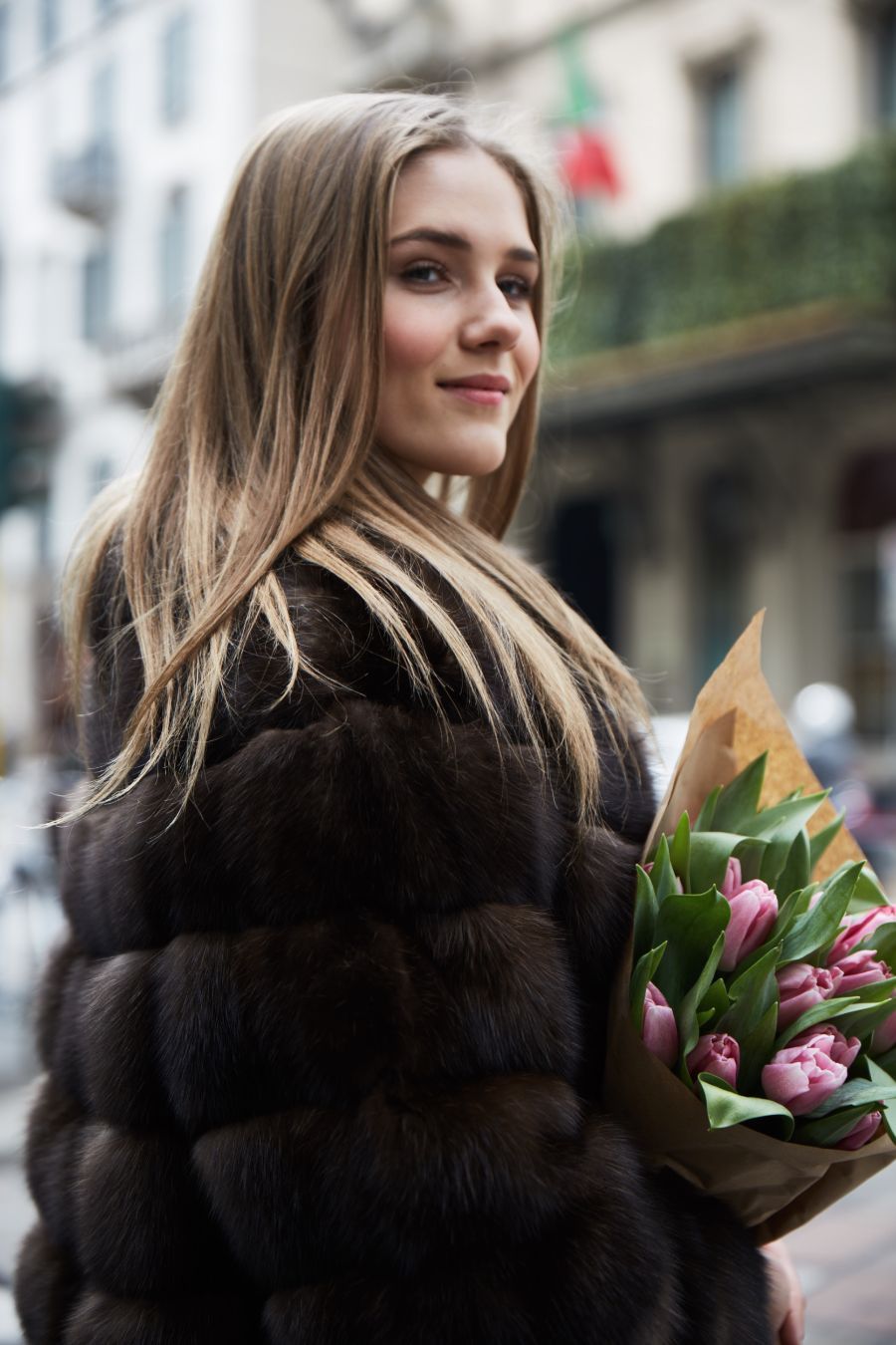 modella cammina con pelliccia